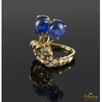 Sortija oro amarillo zafiros cabuchón y diamantes.