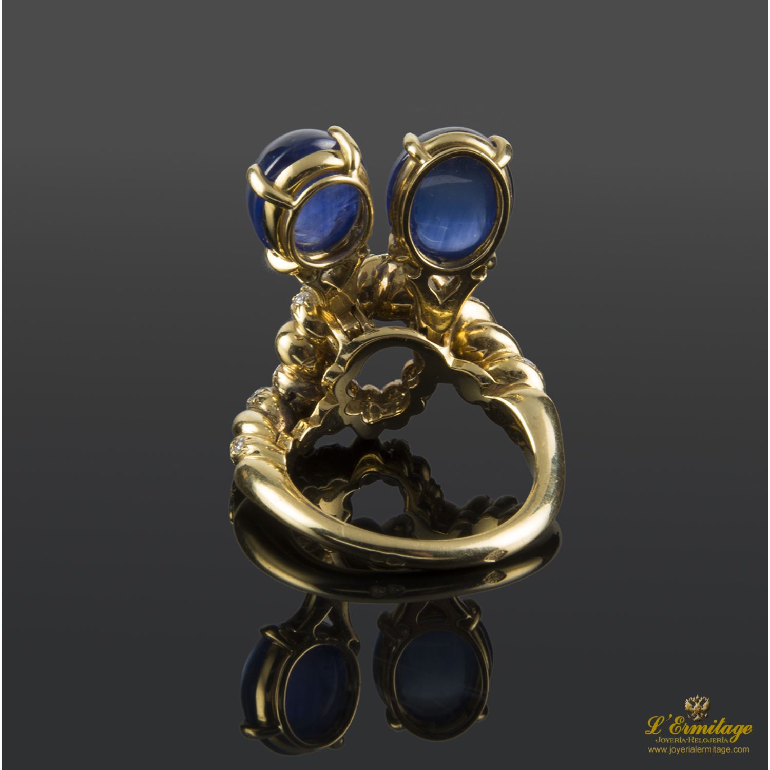 Sortija oro amarillo zafiros cabuchón y diamantes.