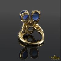 Sortija oro amarillo zafiros cabuchón y diamantes.