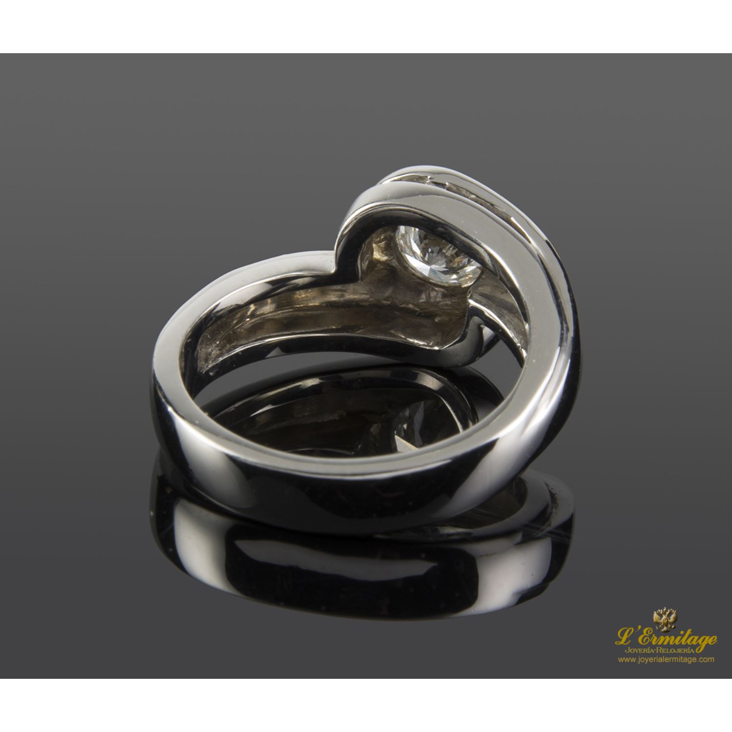 Sortija solitario oro blanco color h, pureza si2 y peso 0,64 cts.