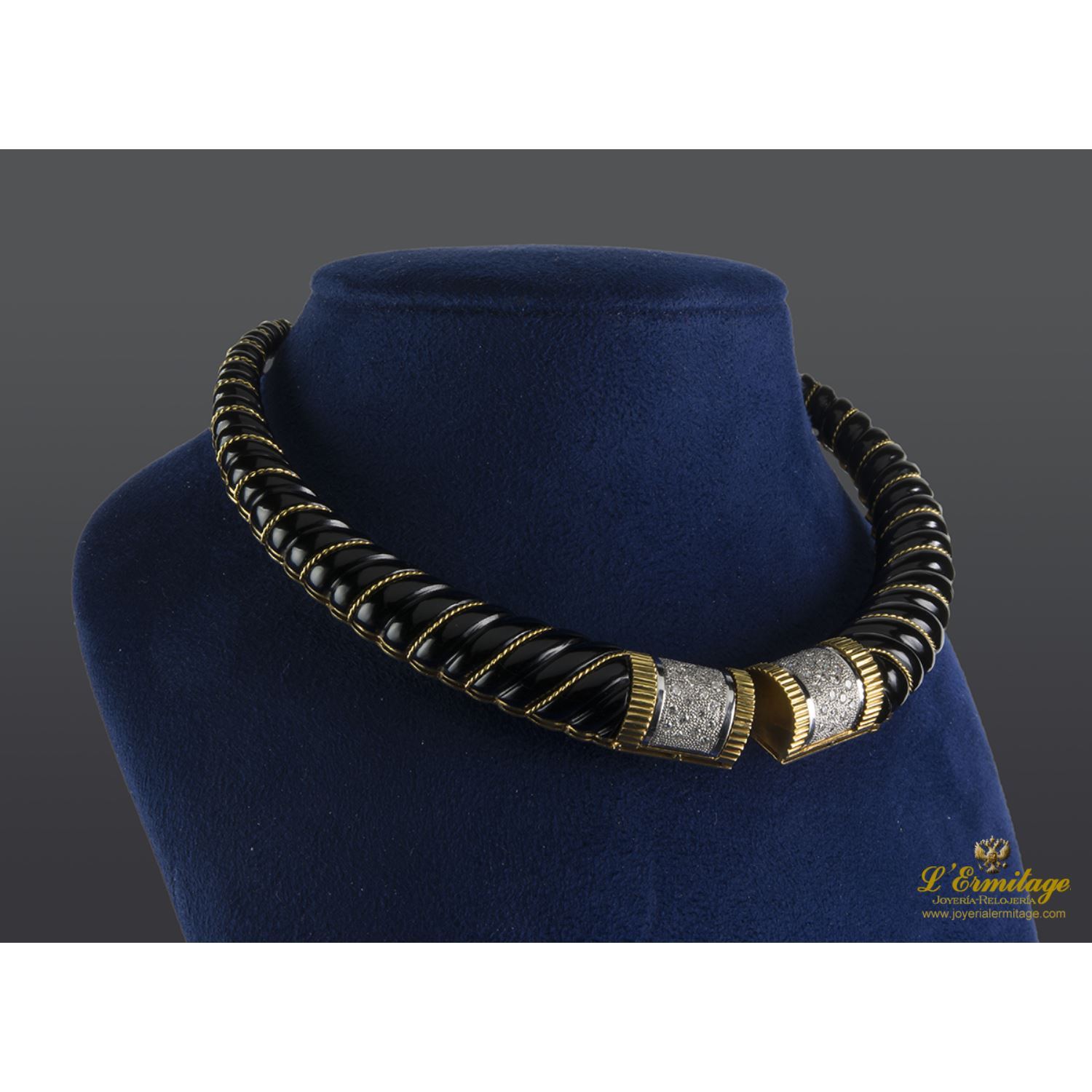 Collar rígido realizado en oro amarillo, oro blanco, onix y brillantes.