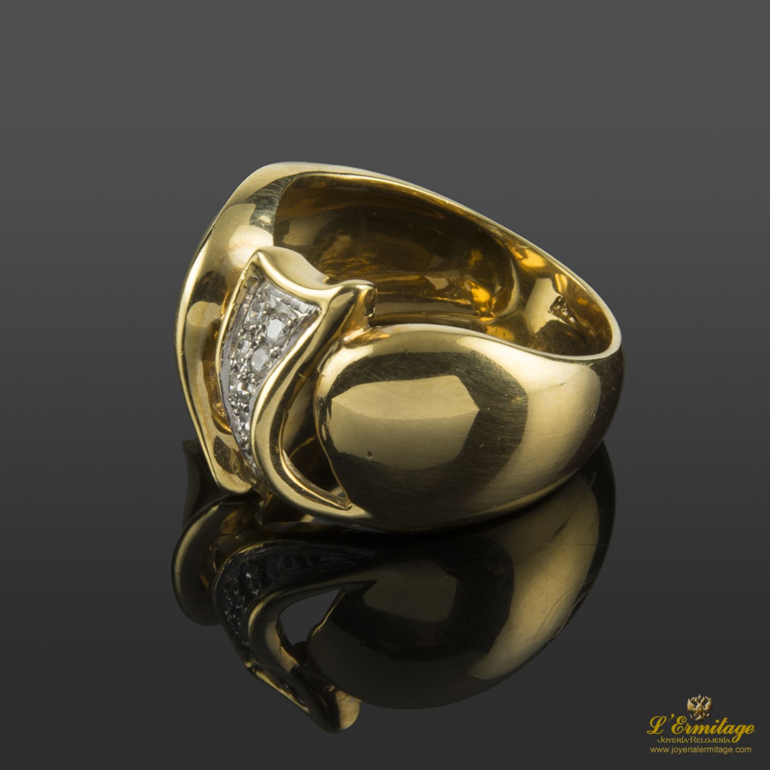 Sortija antigua oro amarillo y cuajado de diamantes.