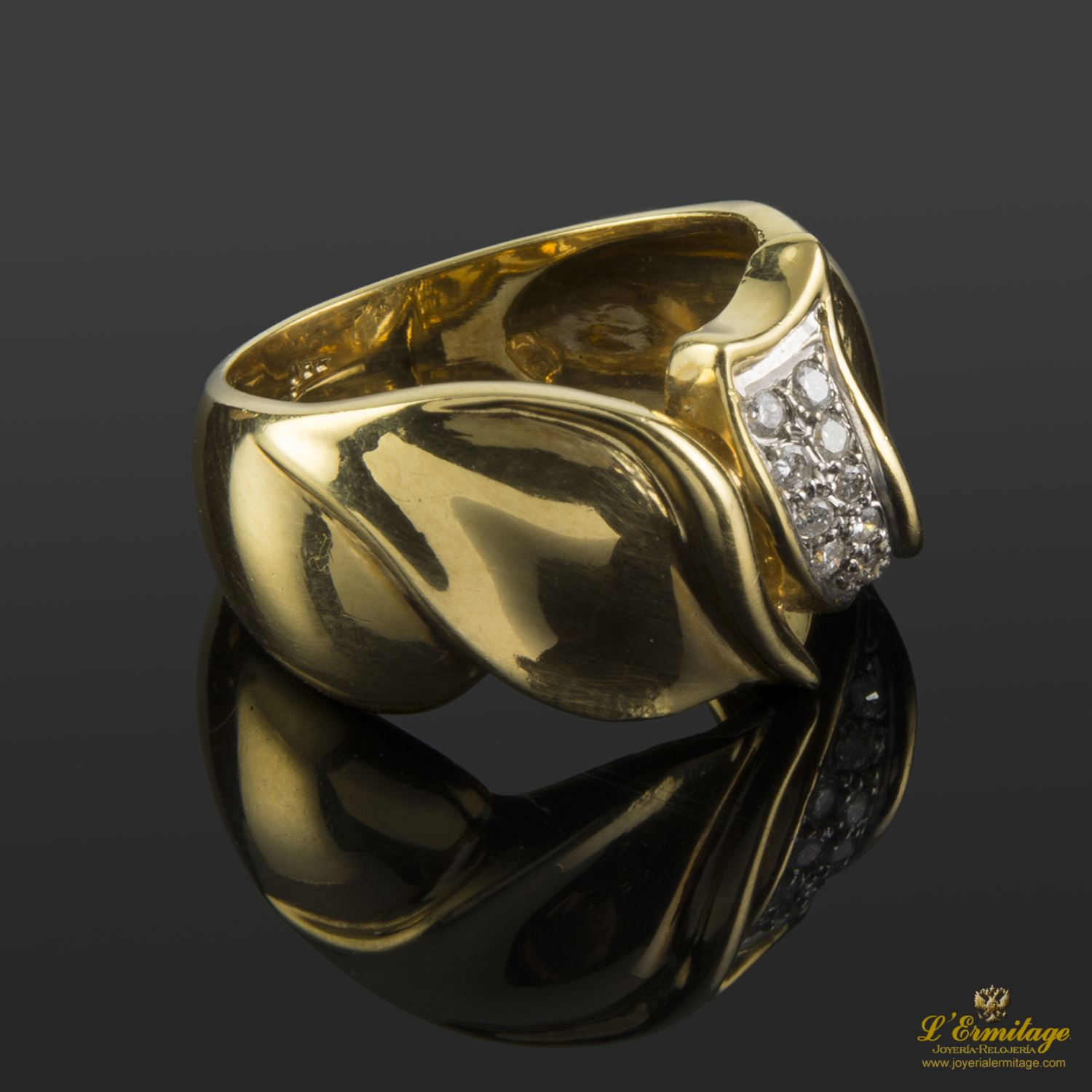 Sortija antigua oro amarillo y cuajado de diamantes.