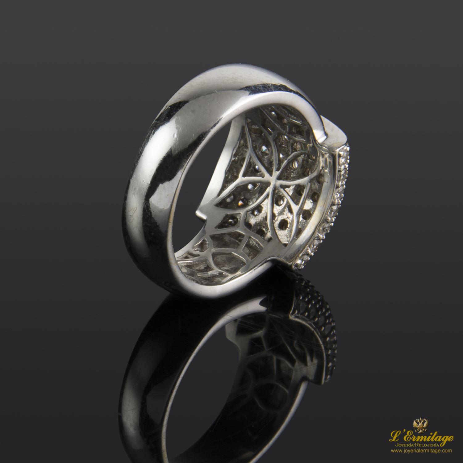 Sortija oro blanco y diamantes.