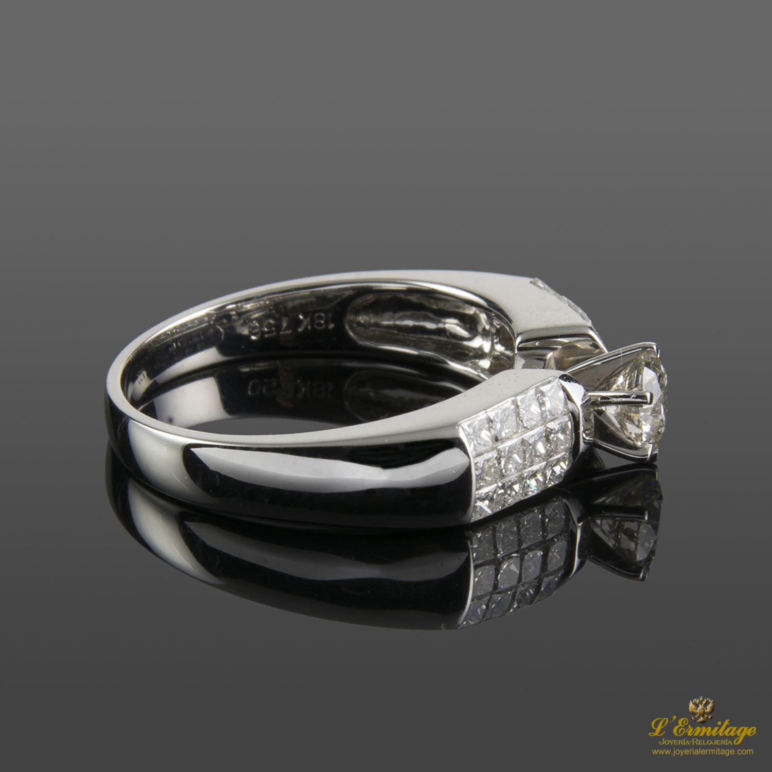 Sortija oro blanco y diamantes color i, pureza vs1 y peso 0,43 cts.