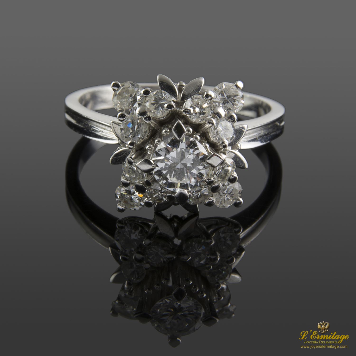 Sortija oro blanco y diamantes.