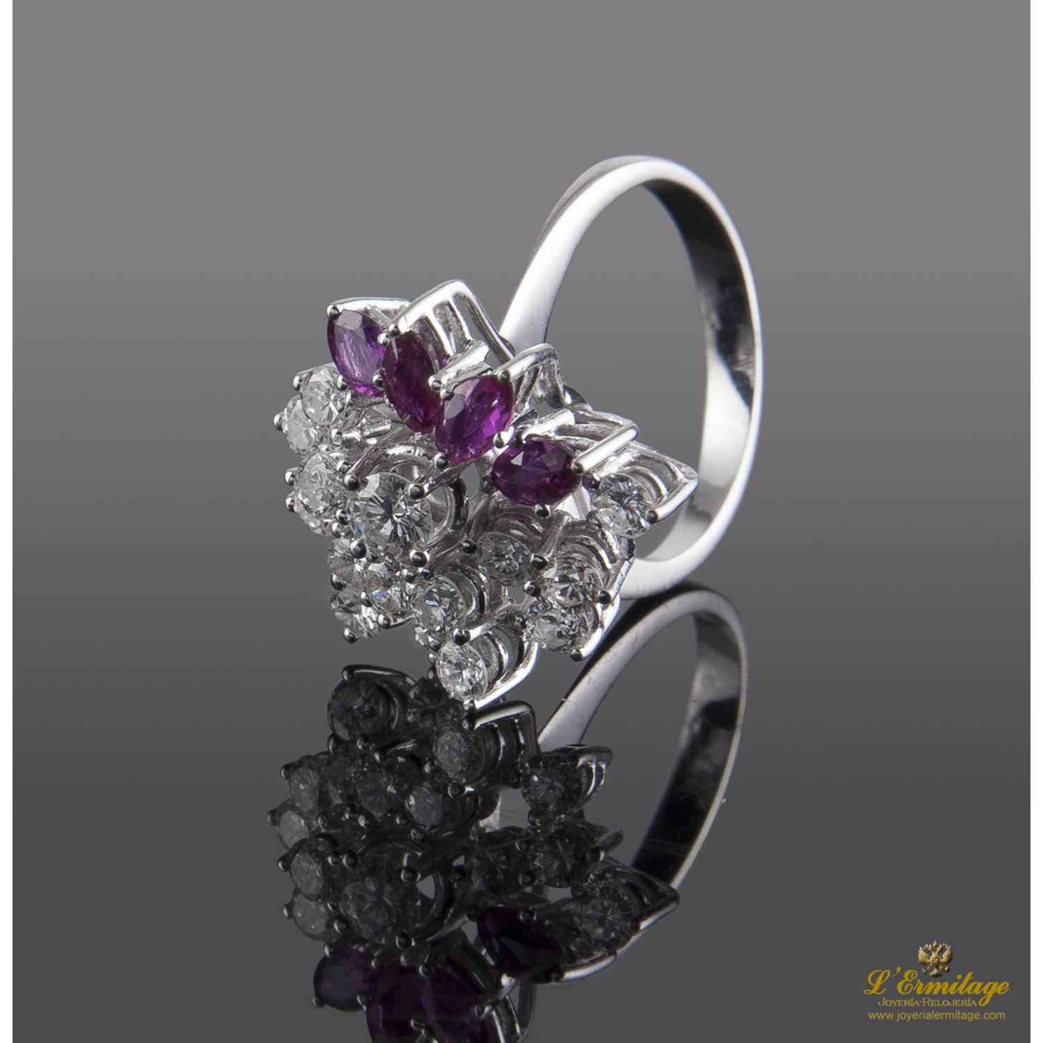 Sortija oro blanco rubíes y diamantes.