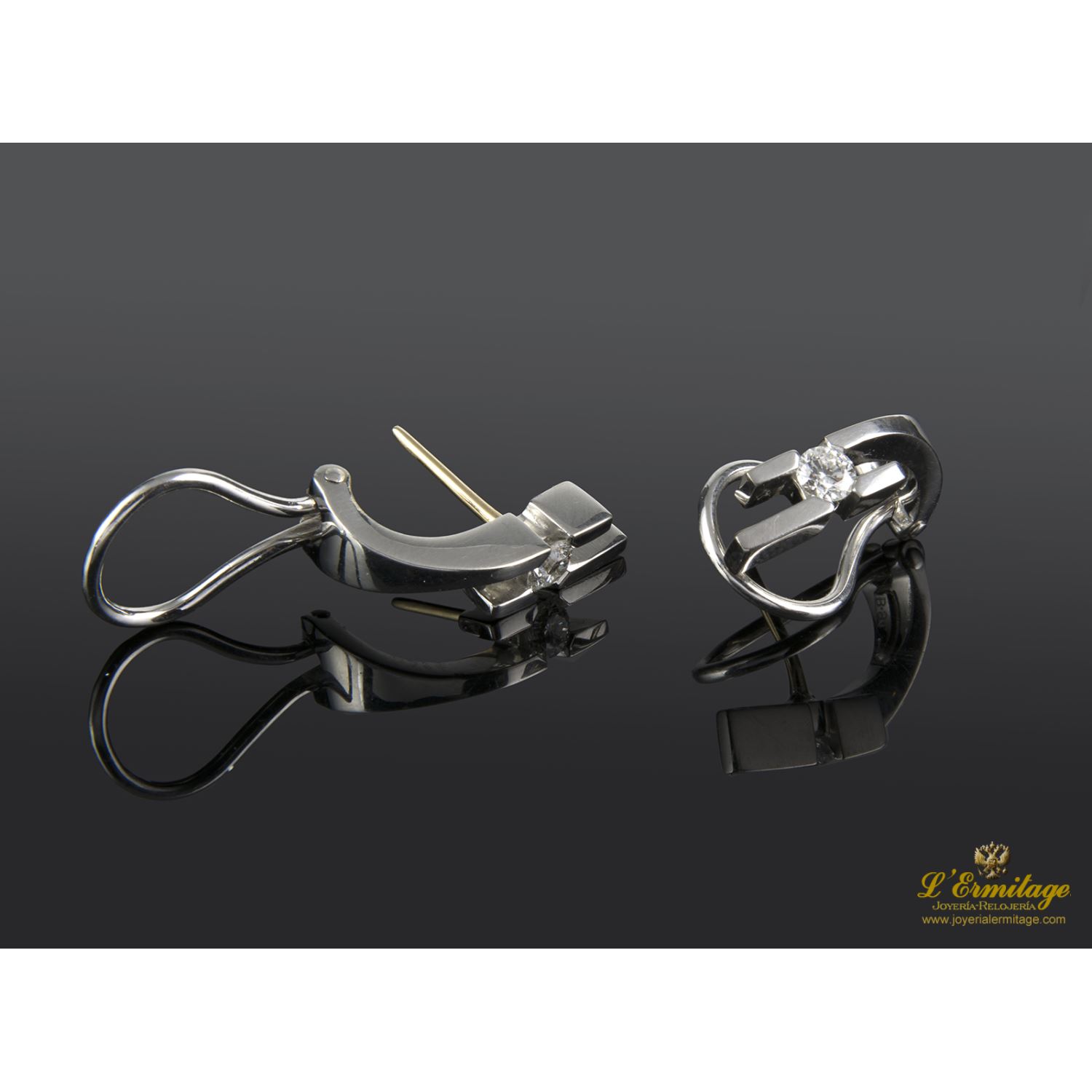 Pendientes en oro blanco con brillantes.