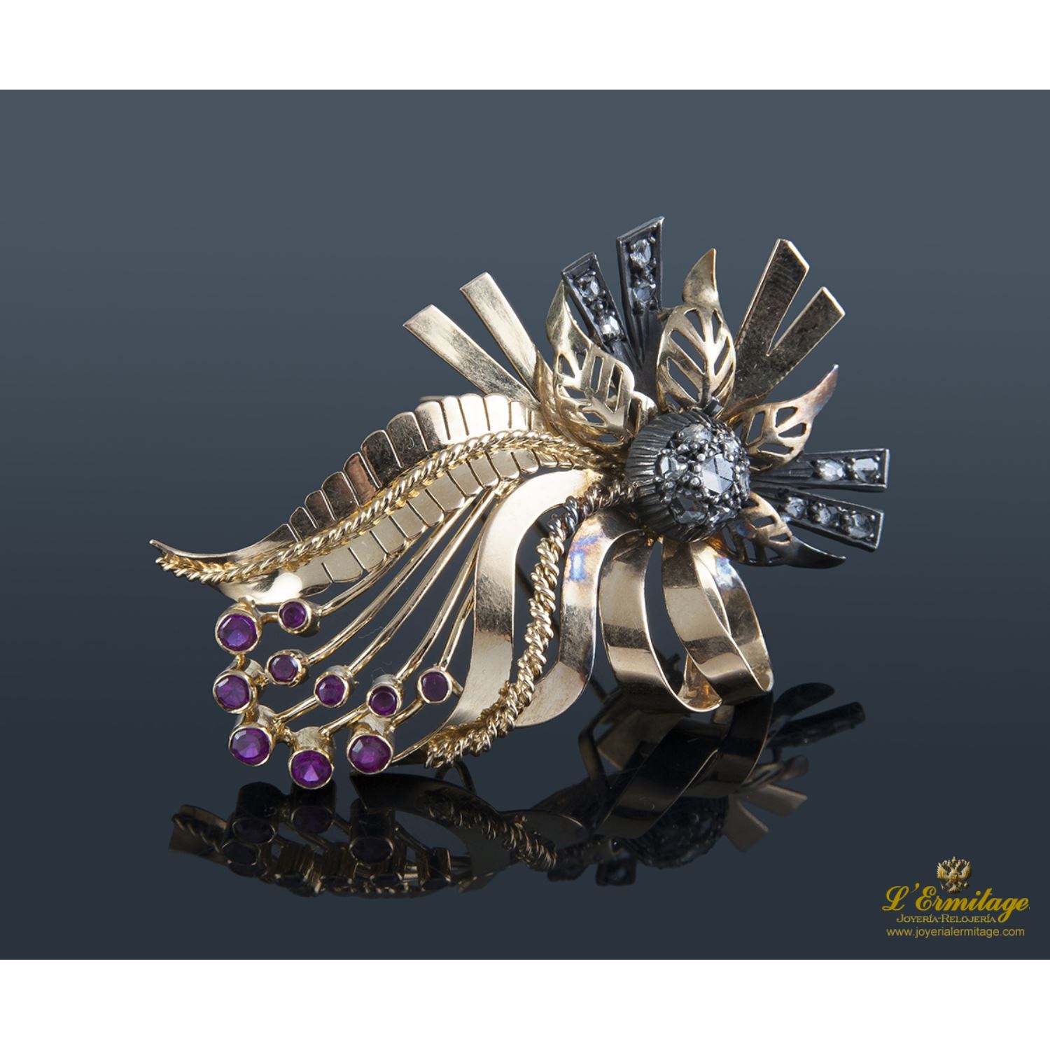 Broche antiguo oro amarillo con forma de hoja, diamantes y rubíes sinteticos