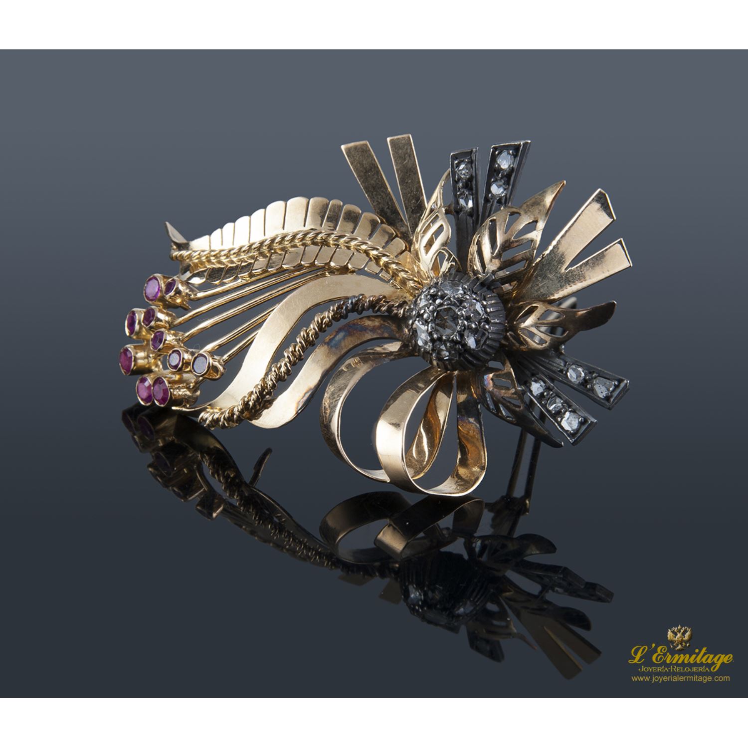 Broche antiguo oro amarillo con forma de hoja, diamantes y rubíes sinteticos
