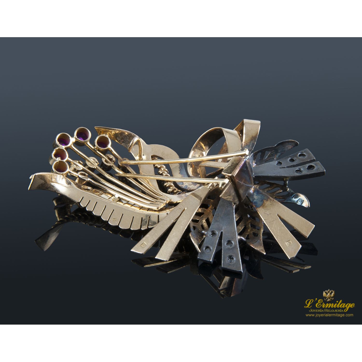 Broche antiguo oro amarillo con forma de hoja, diamantes y rubíes sinteticos