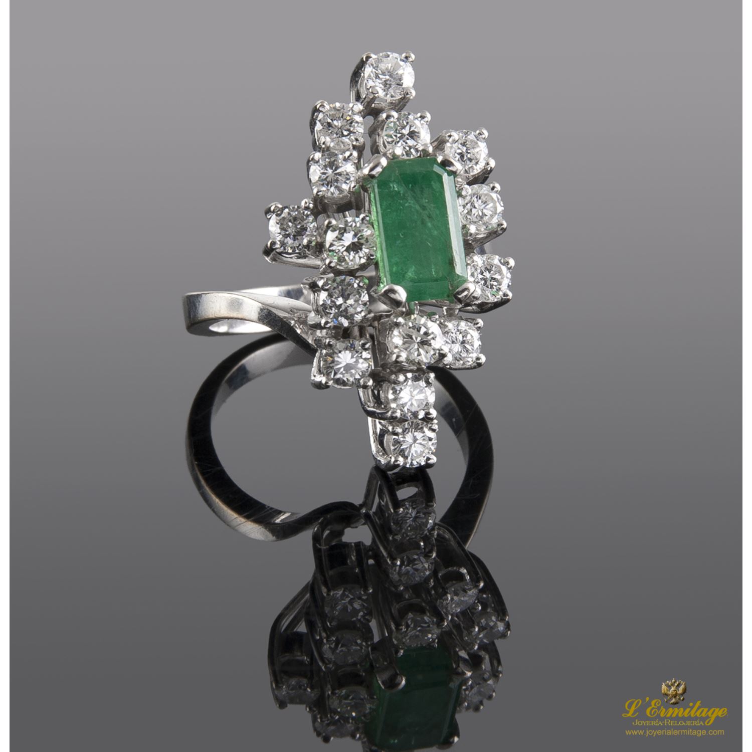Sortija oro blanco esmeralda y diamantes