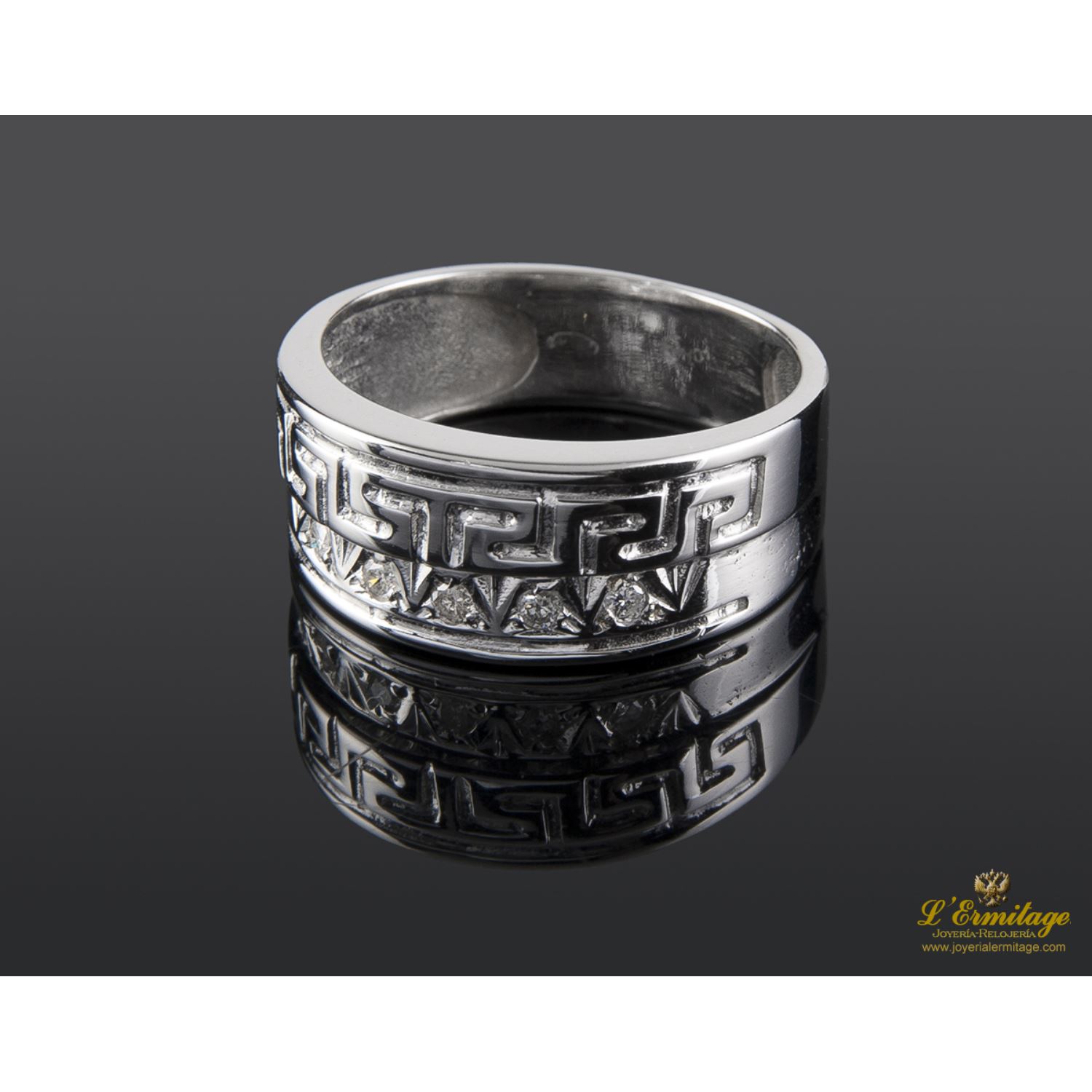 Sortija con motivos griegos realizada en oro blanco y brillantes.