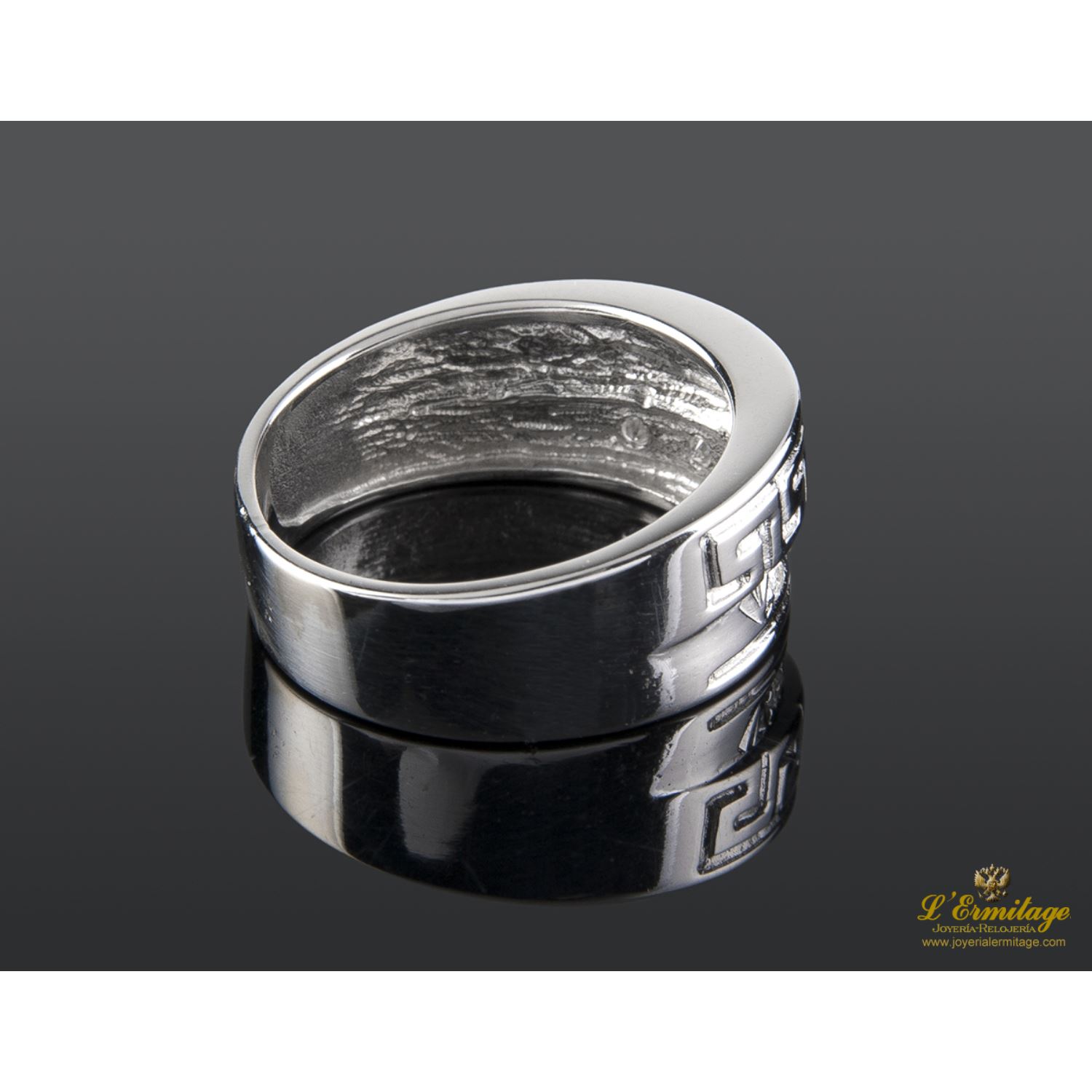 Sortija con motivos griegos realizada en oro blanco y brillantes.