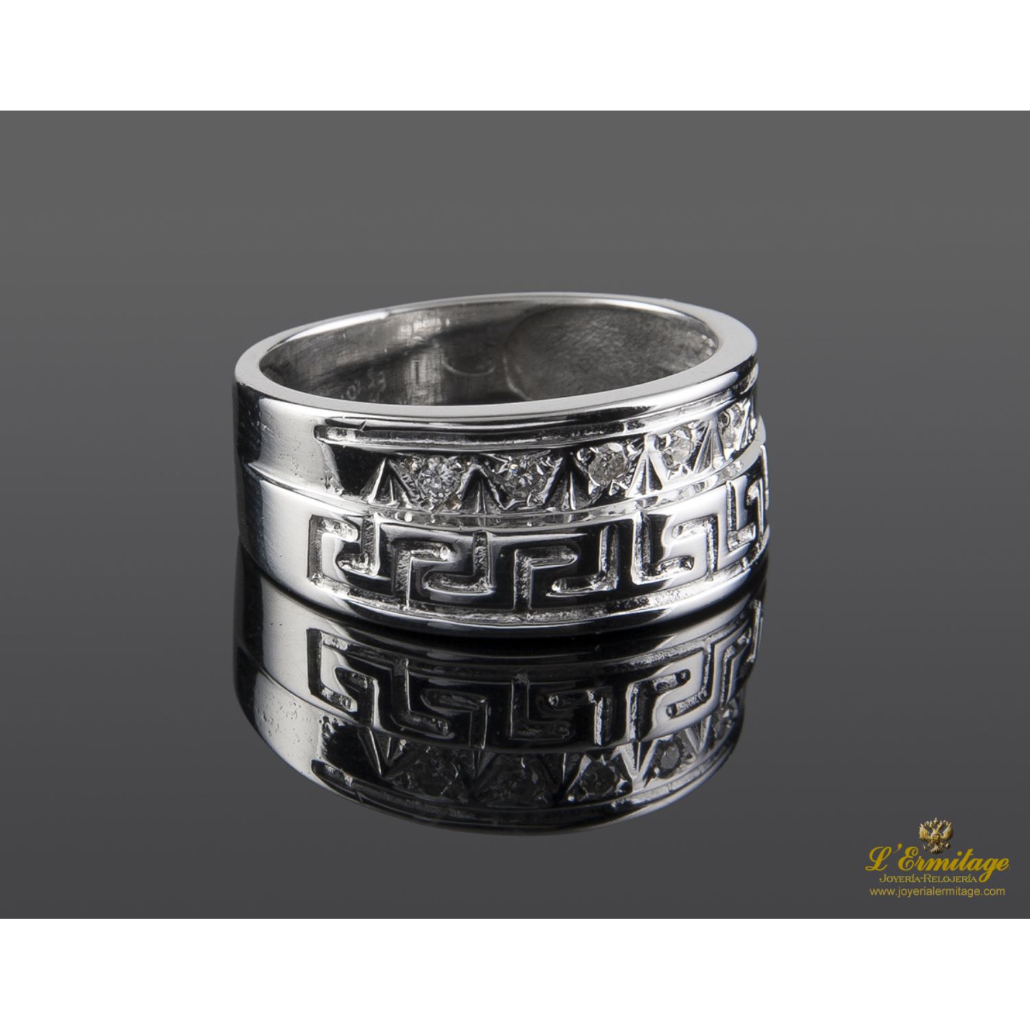 Sortija con motivos griegos realizada en oro blanco y brillantes.