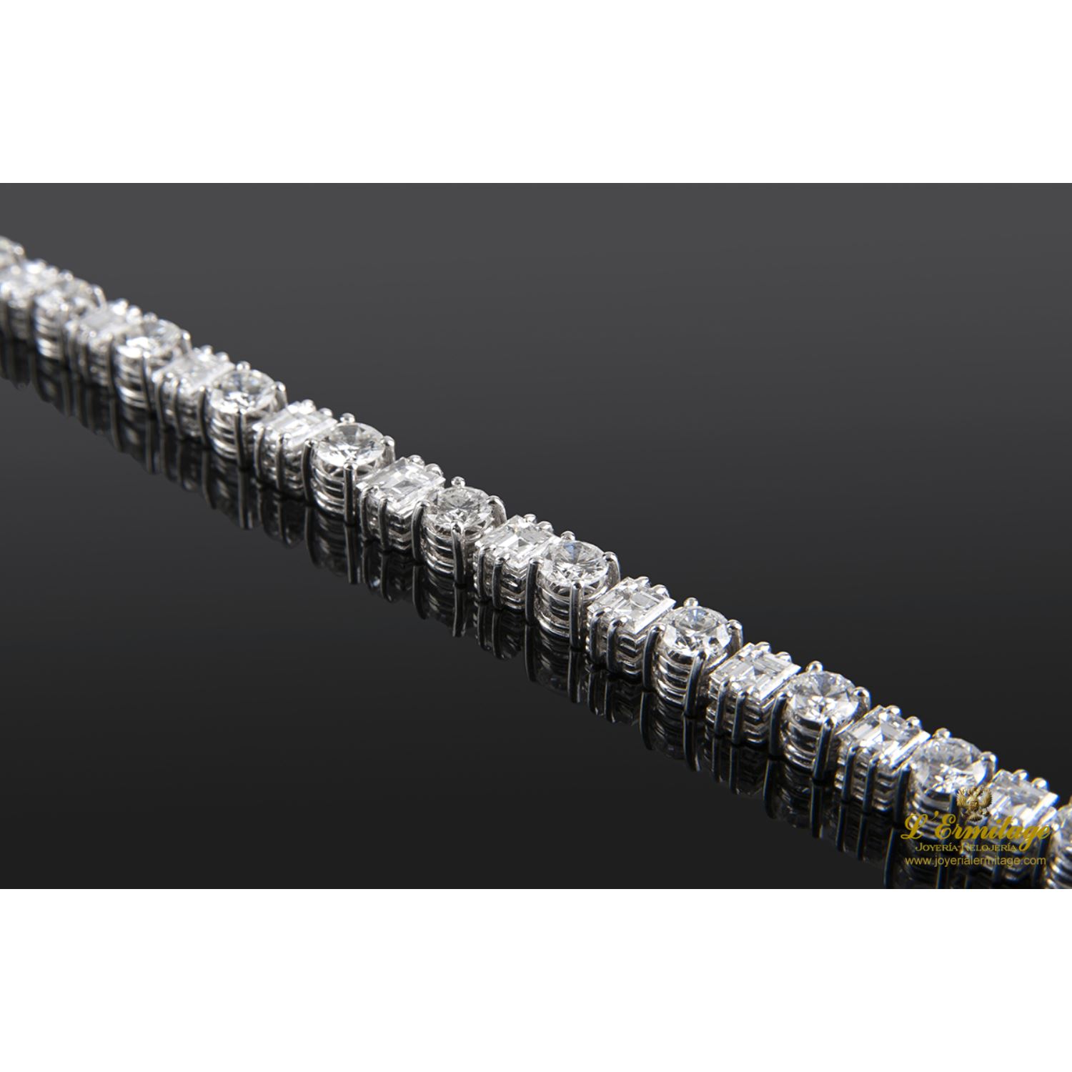 Pulsera riviere oro blanco y diamantes.