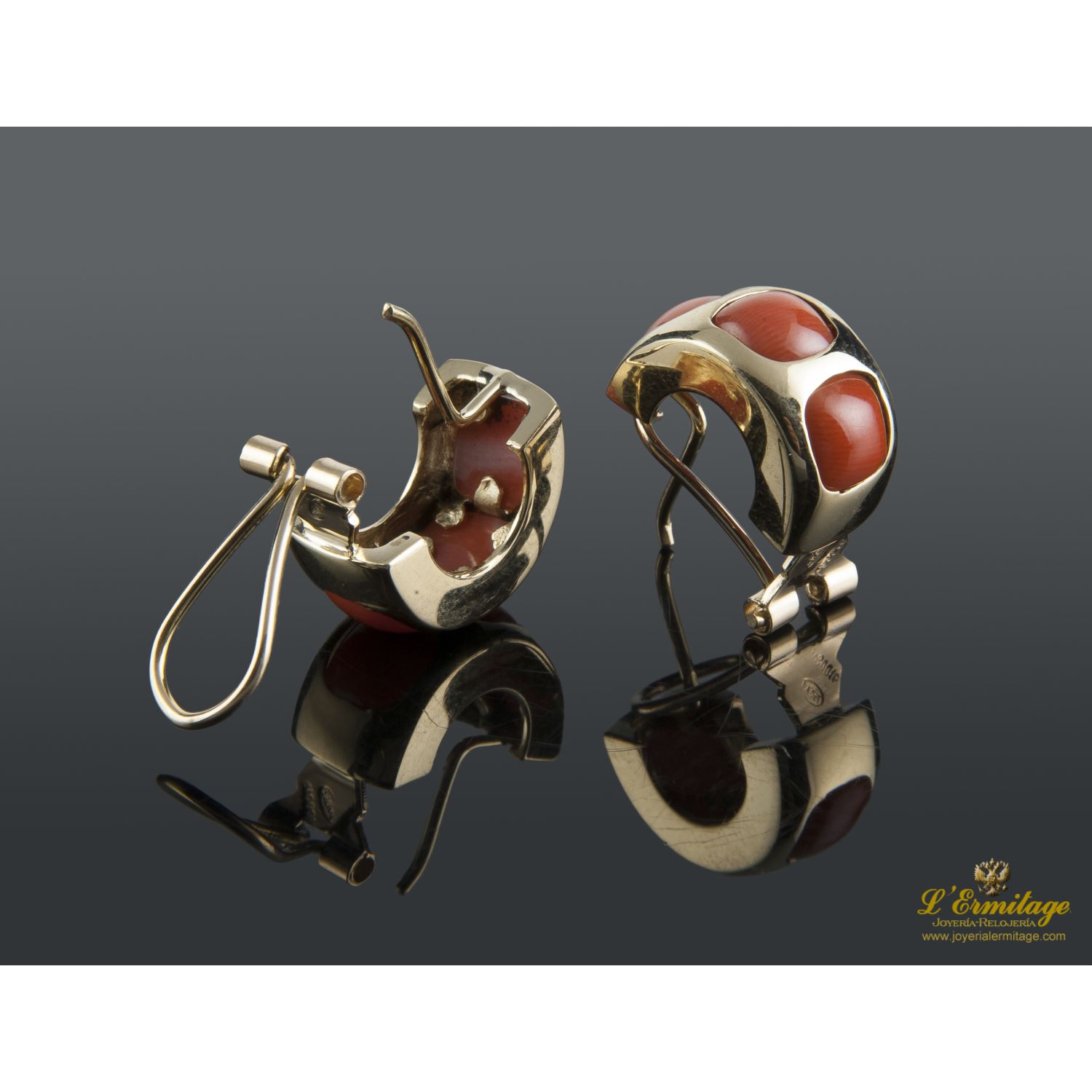 Pendientes en oro amarillo con coral.