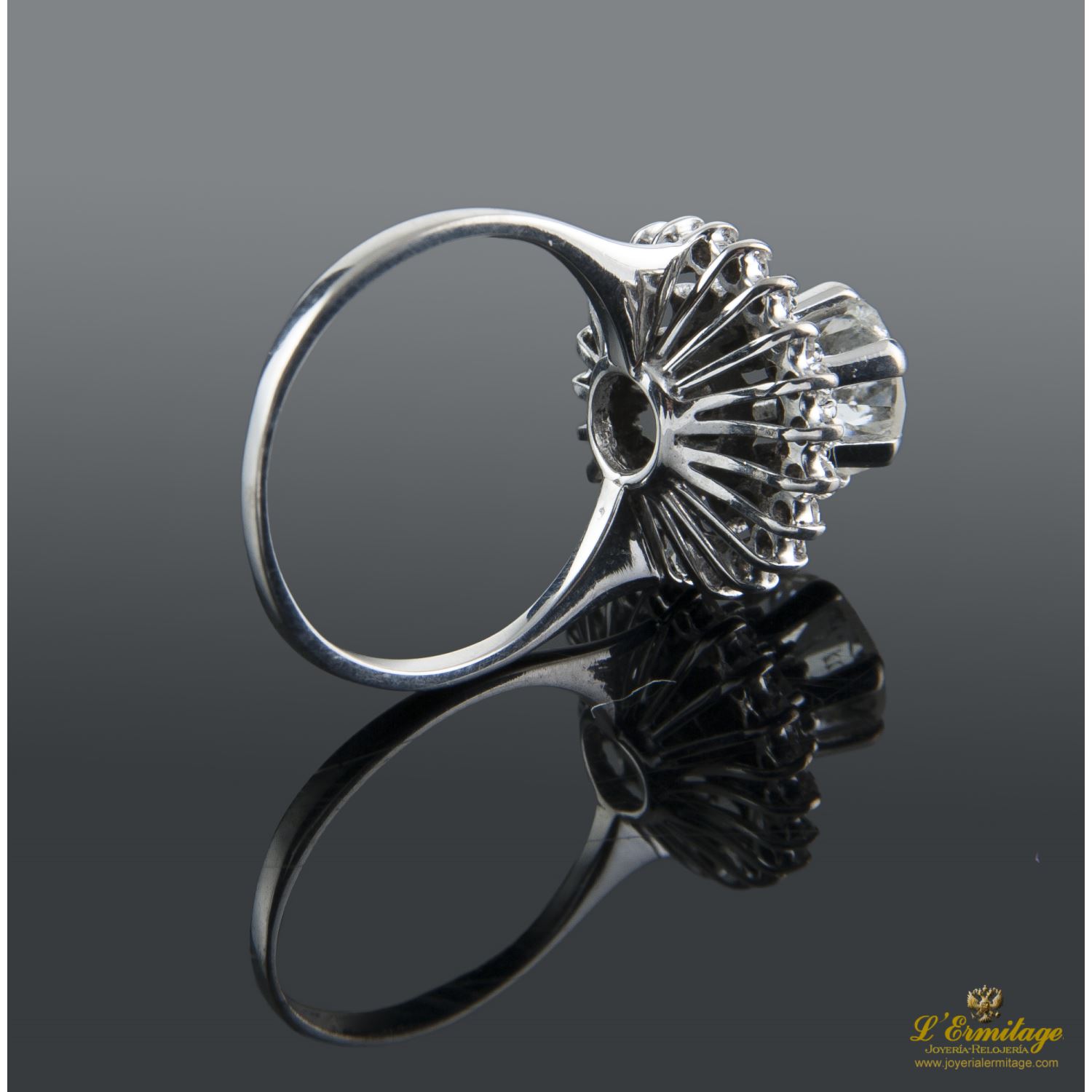 Sortija oro blanco y diamantes color i, pureza p1 y peso 1,30 cts.