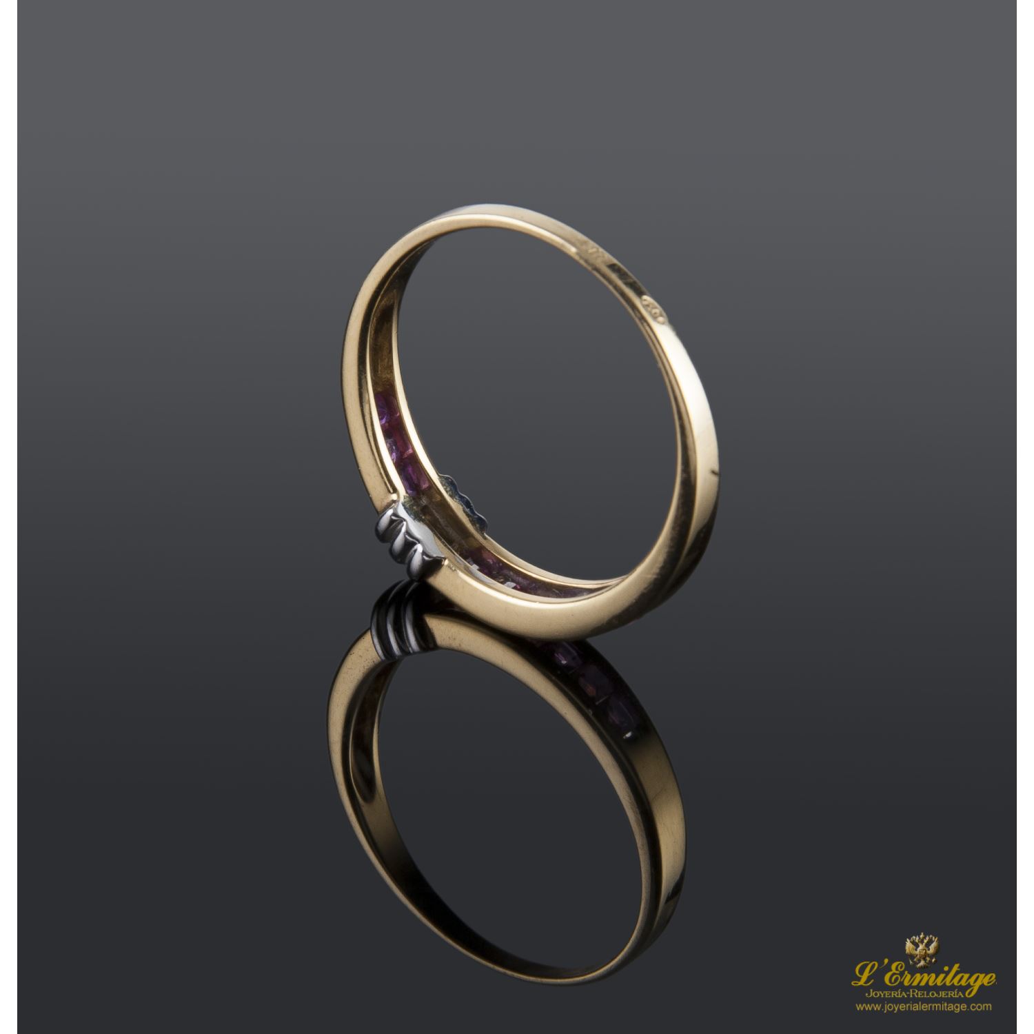 Sortija oro amarillo, blanco y rubíes 