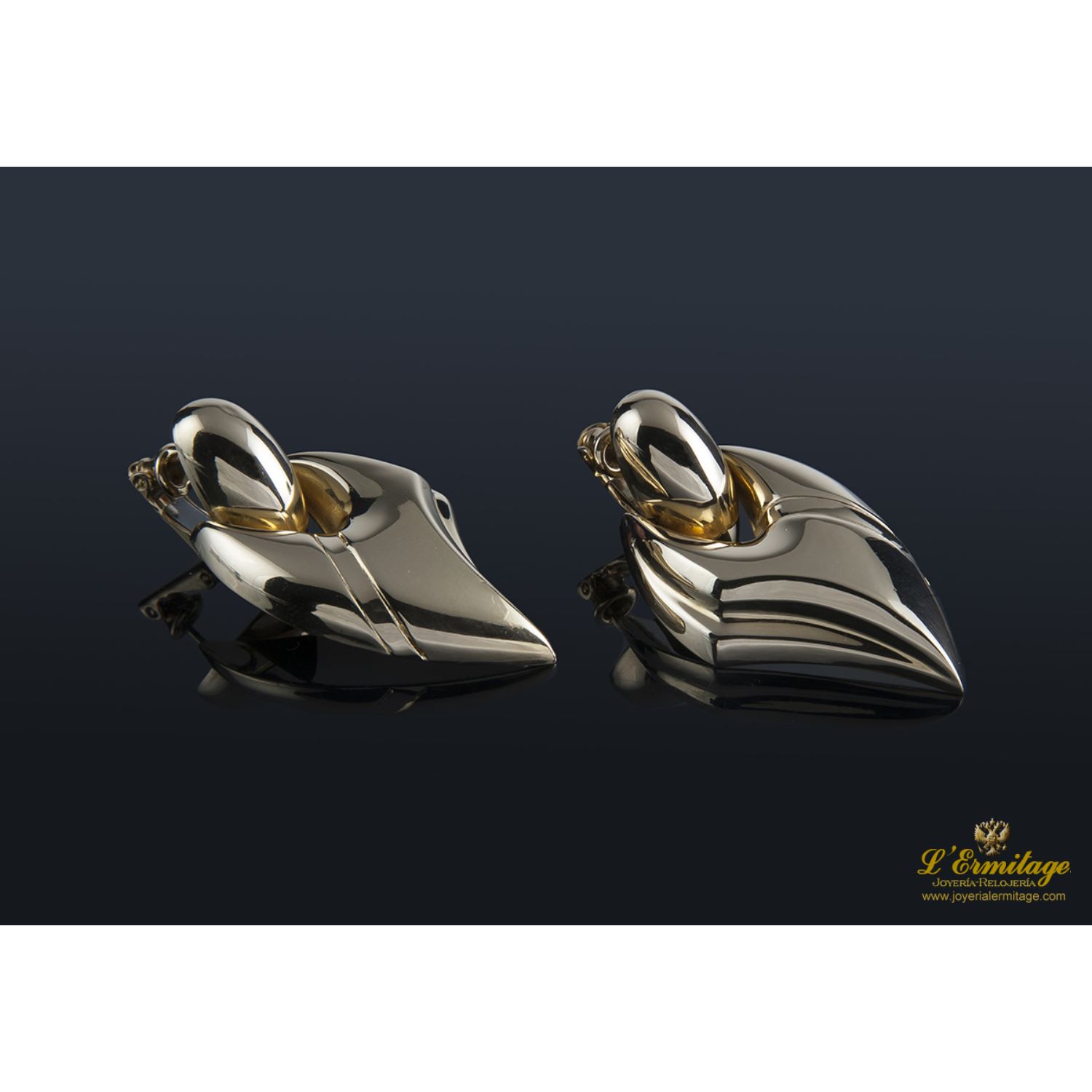 Pendientes en forma de hoja realizados en oro amarillo.