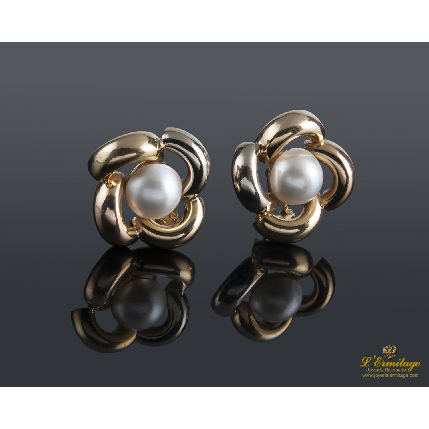 Pendientes realizados en oro amarillo. Presentan dos perlas mabe.