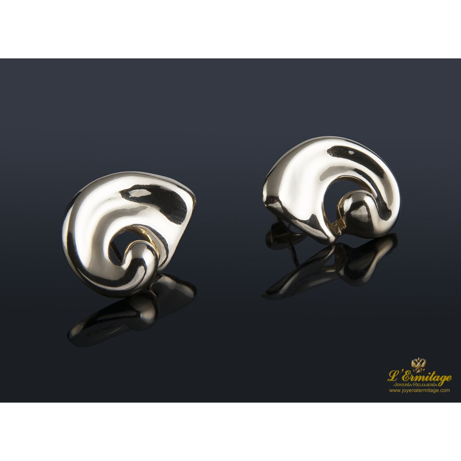 Pendientes realizados en oro amarillo.