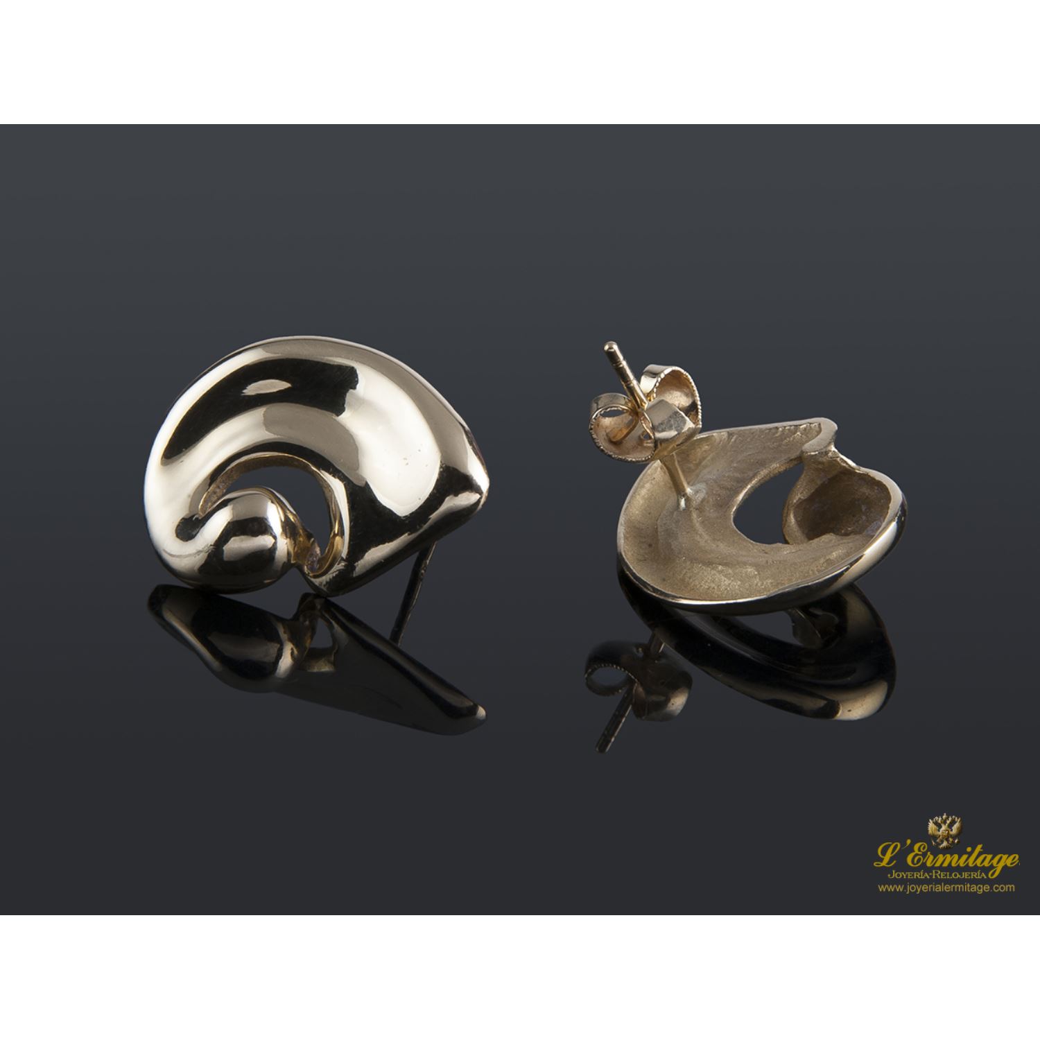Pendientes realizados en oro amarillo.