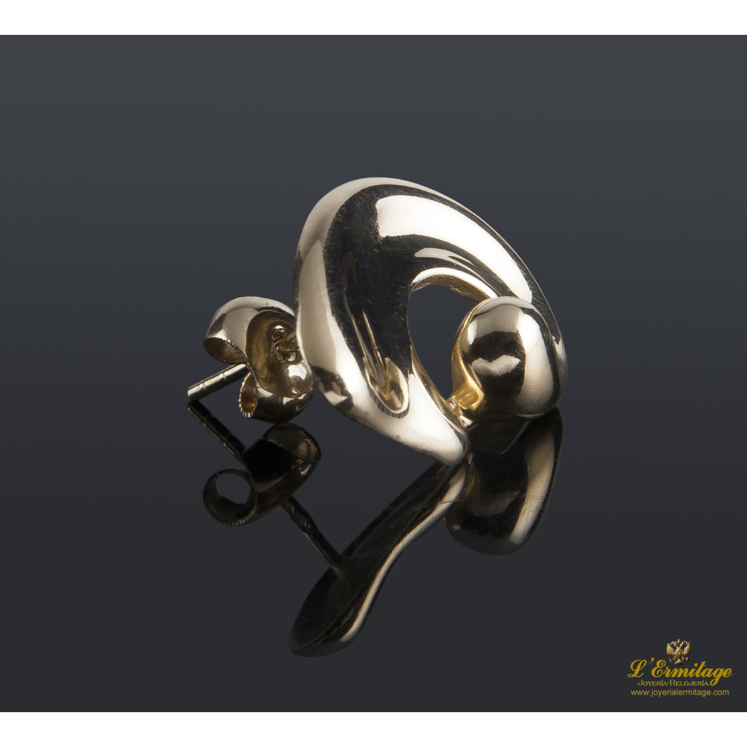 Pendientes realizados en oro amarillo.