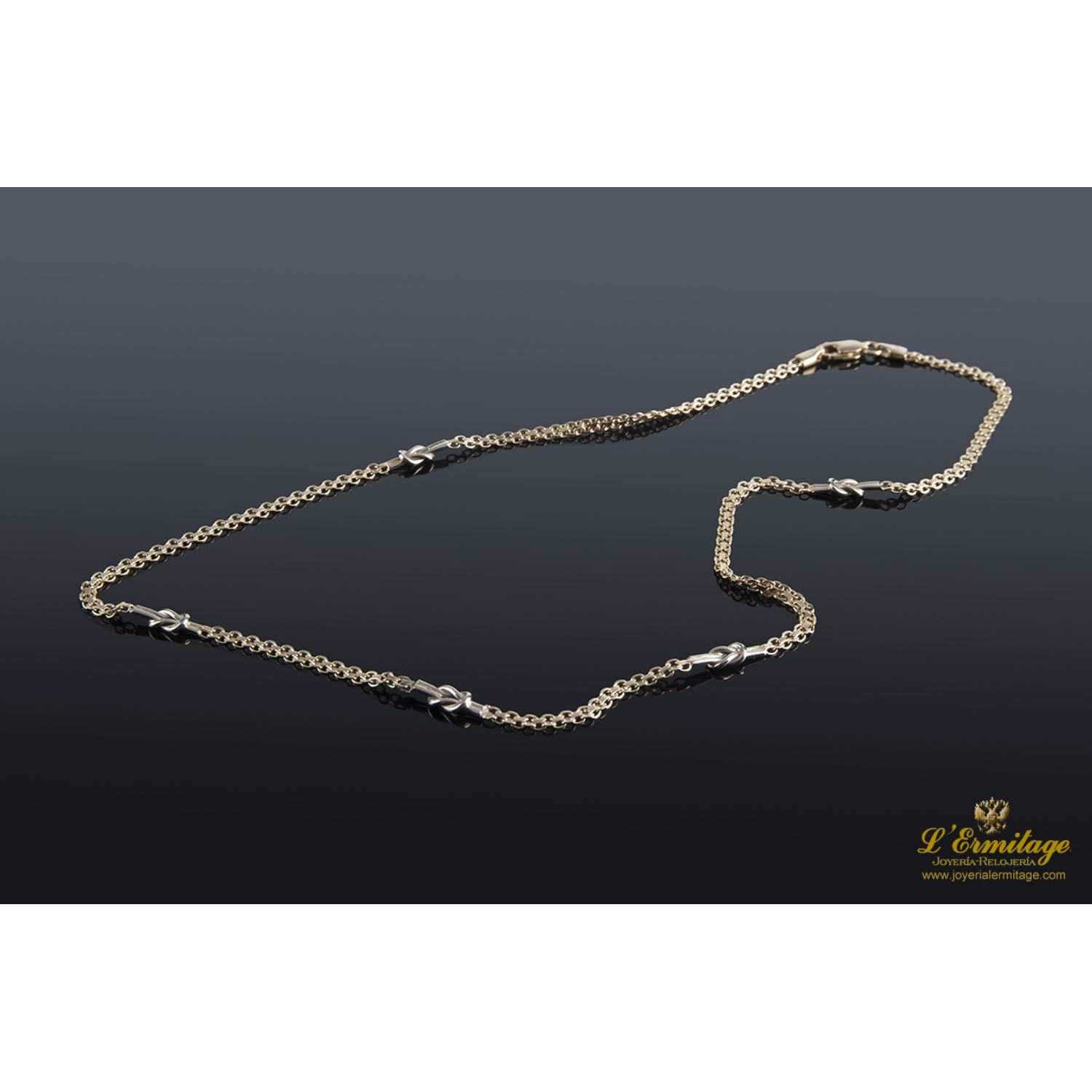 Collar con motivos en forma de nudo realizado en oro amarillo.