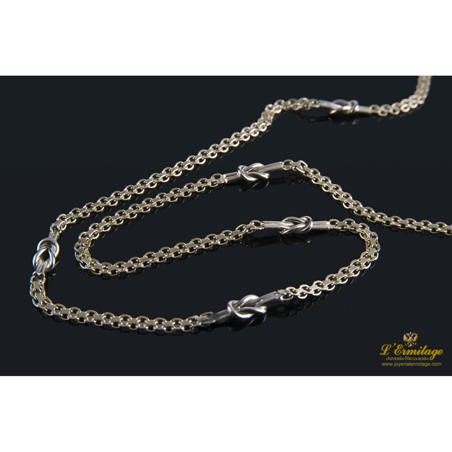 Collar con motivos en forma de nudo realizado en oro amarillo.