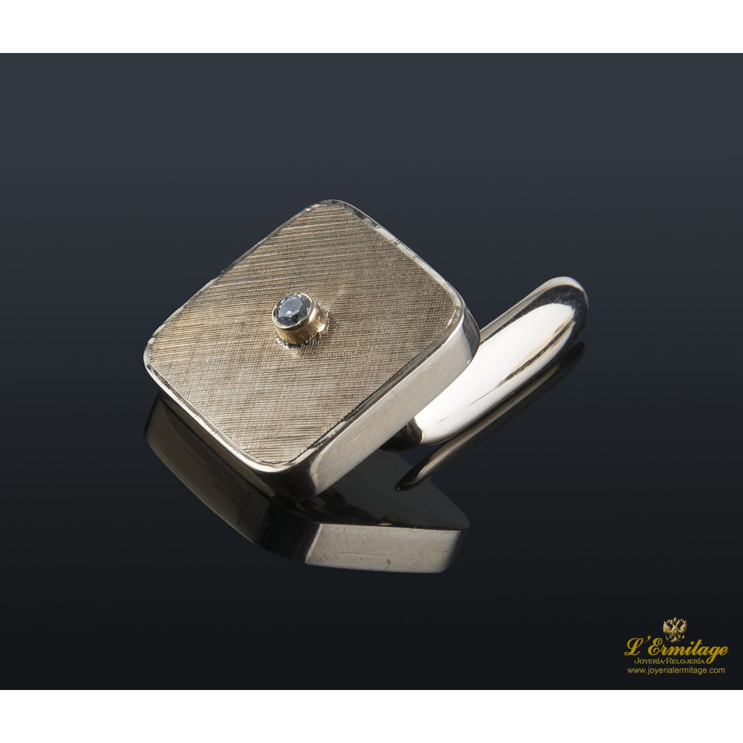 Gemelos realizados en oro amarillo.