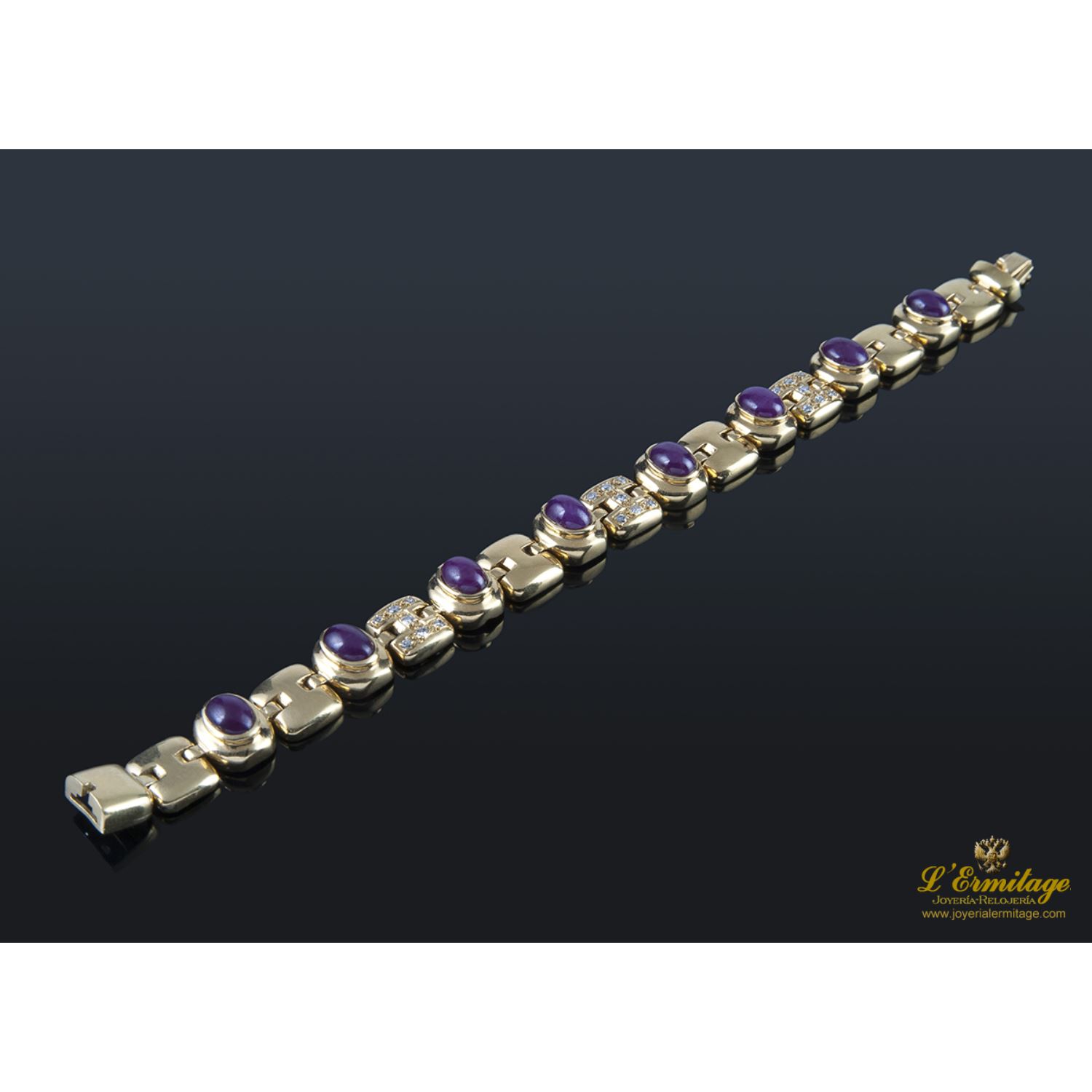 Pulsera realizada en oro amarillo. Presenta rubíes y brillantes.