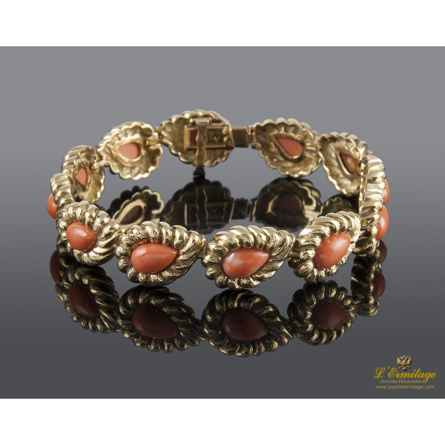 Pulsera realizada en oro amarillo y coral.