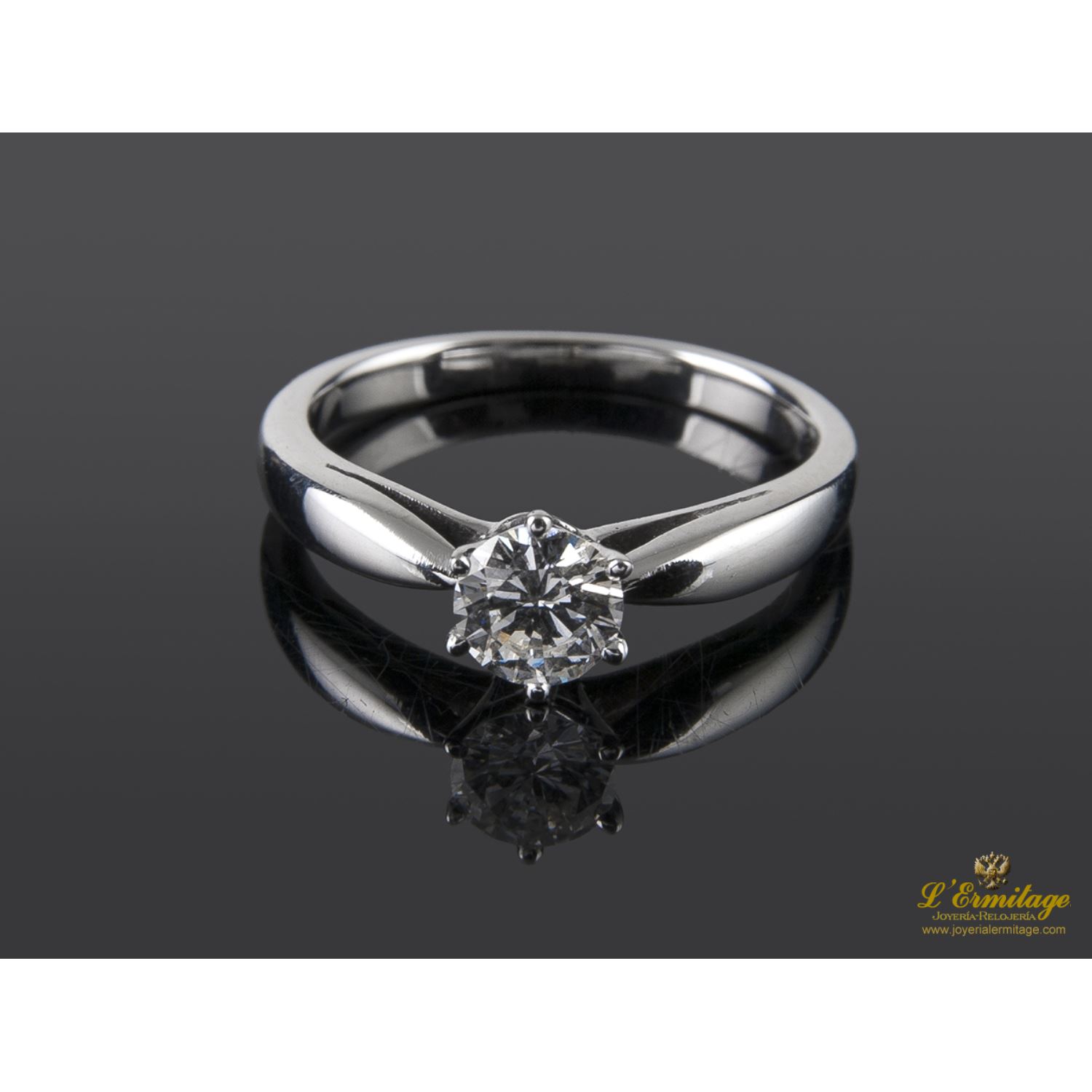 Sortija solitario oro blanco color g, pureza vs1 y peso 0,50 cts.