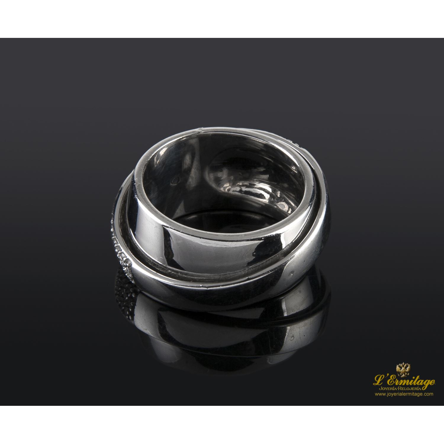 Sortija oro blanco y diamantes.