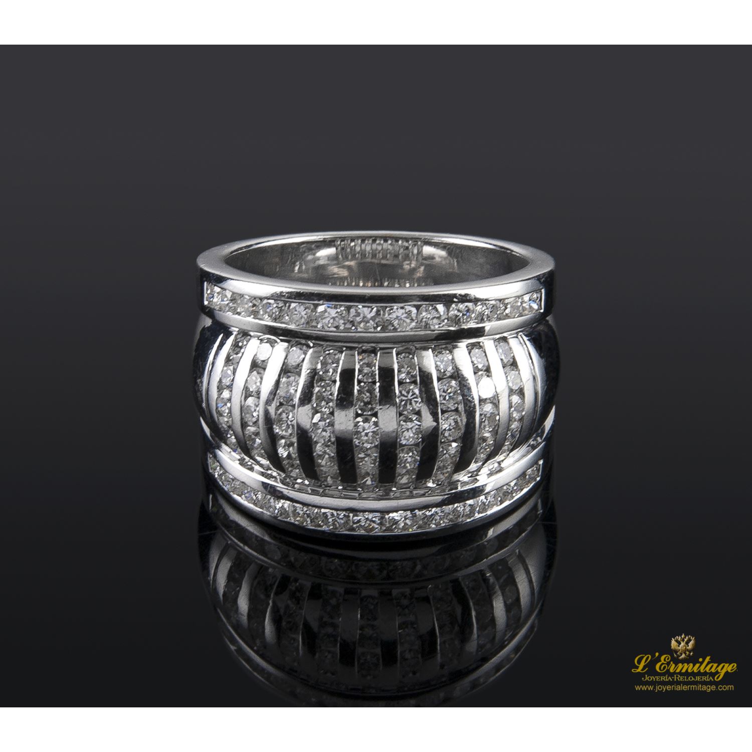 Sortija ancha oro blanco y diamantes.