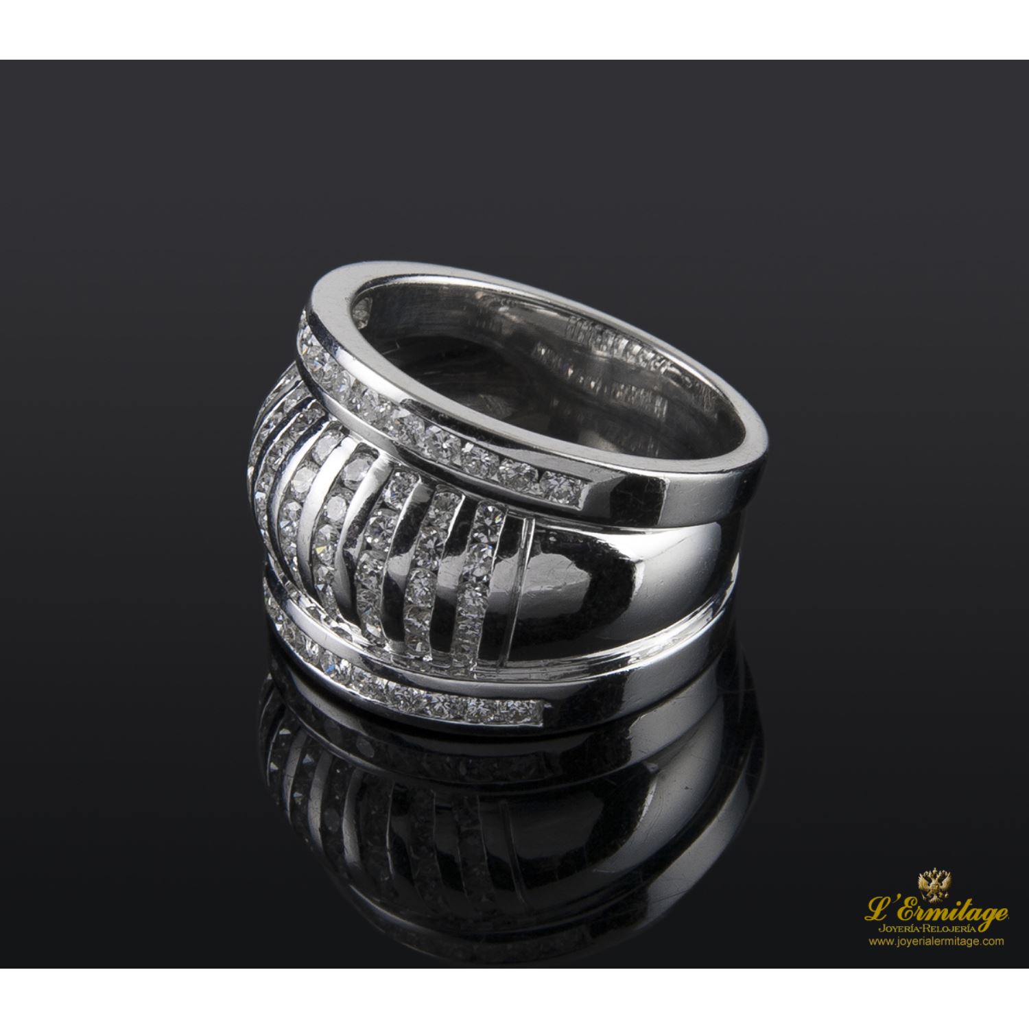 Sortija ancha oro blanco y diamantes.