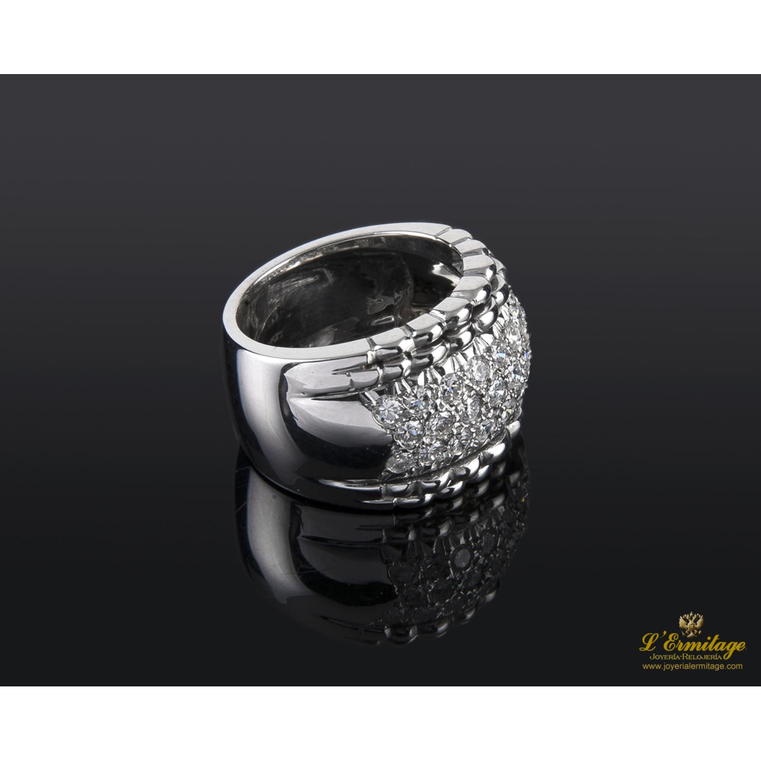 Sortija oro blanco y diamantes.