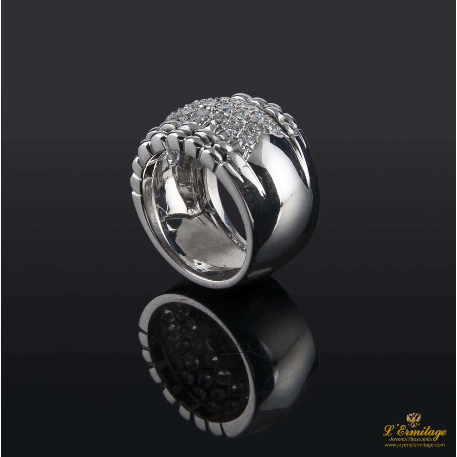 Sortija oro blanco y diamantes.