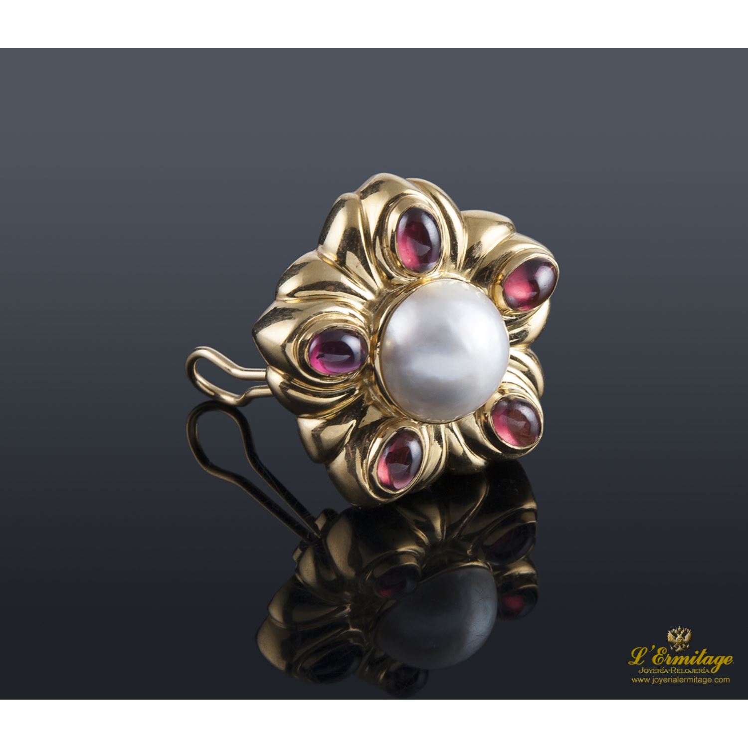 Pendientes oro amarillo media perla y rubíes.