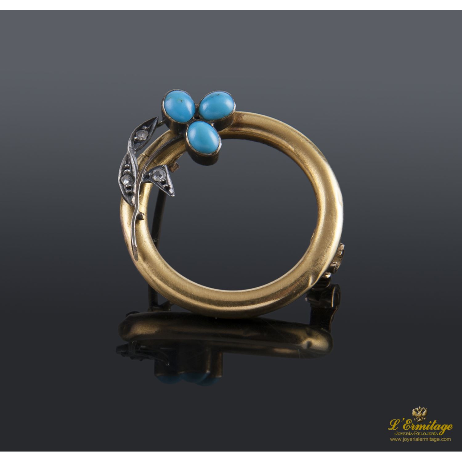 Broche en oro amarillo con diamantes y turquesas.