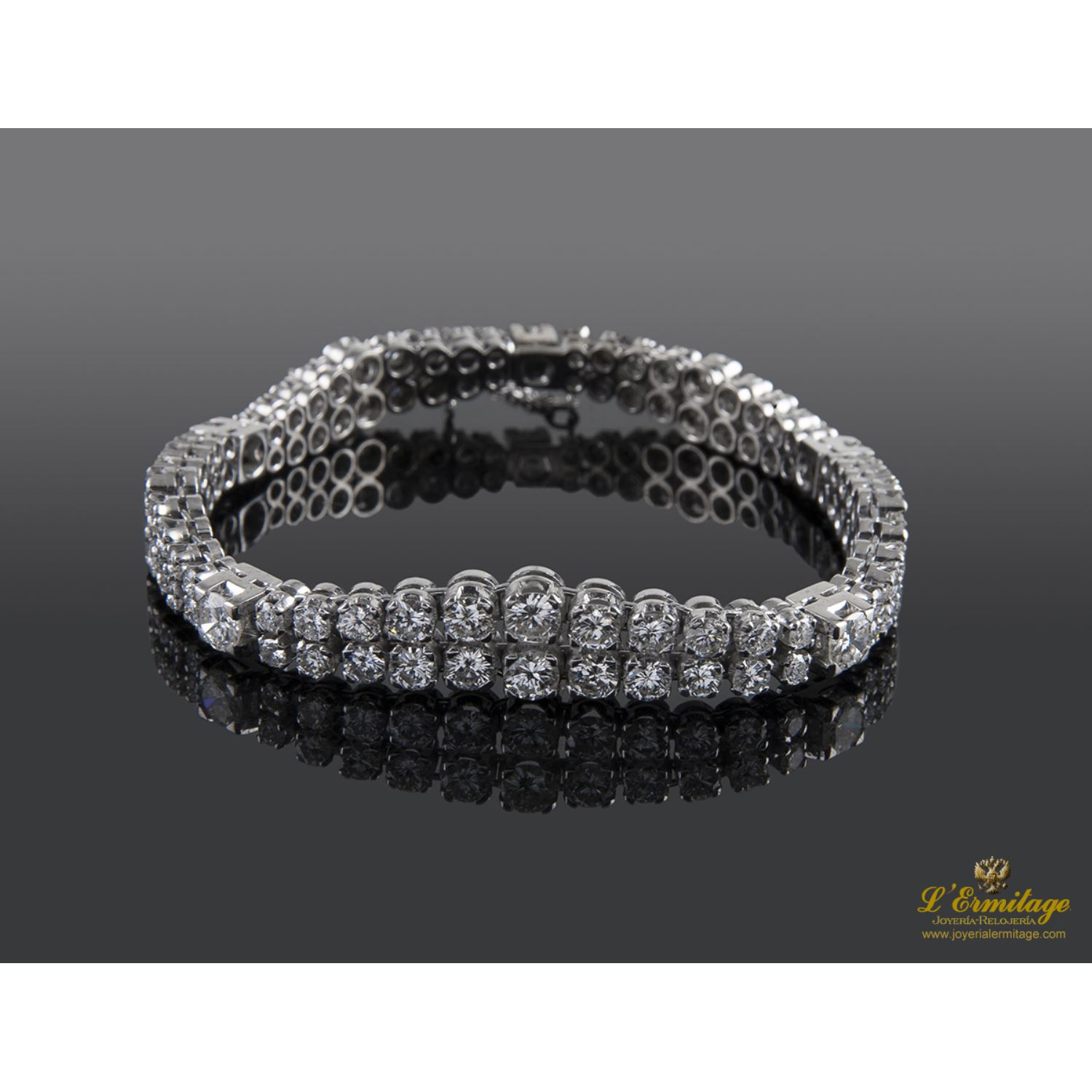 Pulsera en oro blanco con doble fila de brillantes.