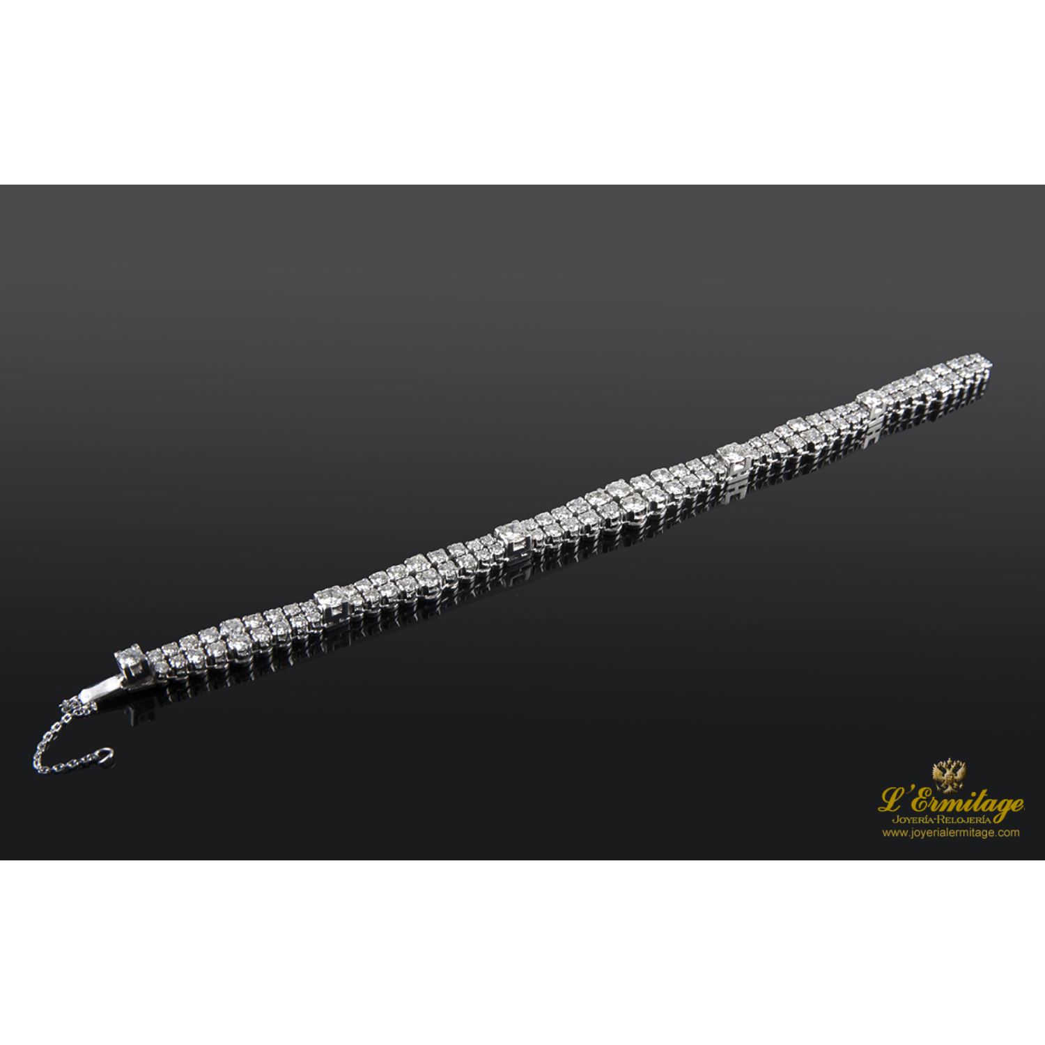Pulsera en oro blanco con doble fila de brillantes.