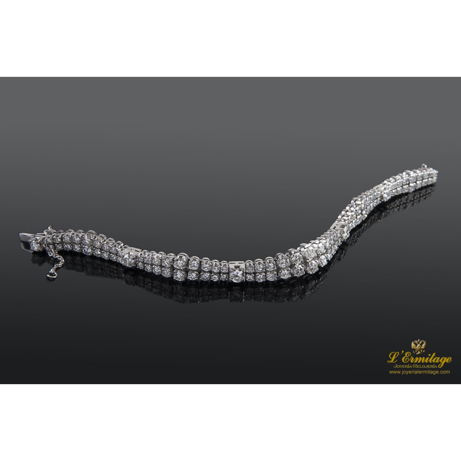 Pulsera en oro blanco con doble fila de brillantes.