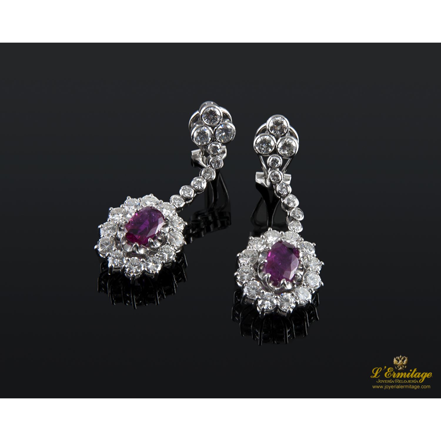 Pendientes colgantes oro blanco rubíes y diamantes.