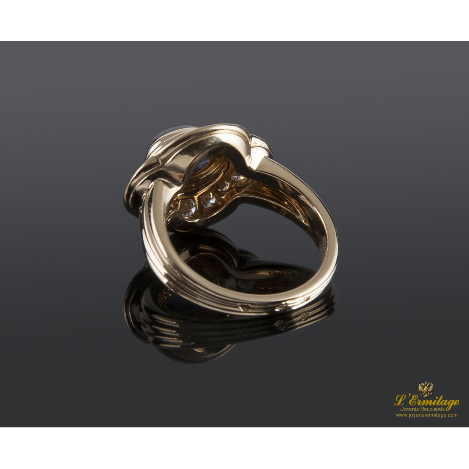 Sortija cartier antigua oro amarillo zafiro cabuchón y diamantes. 