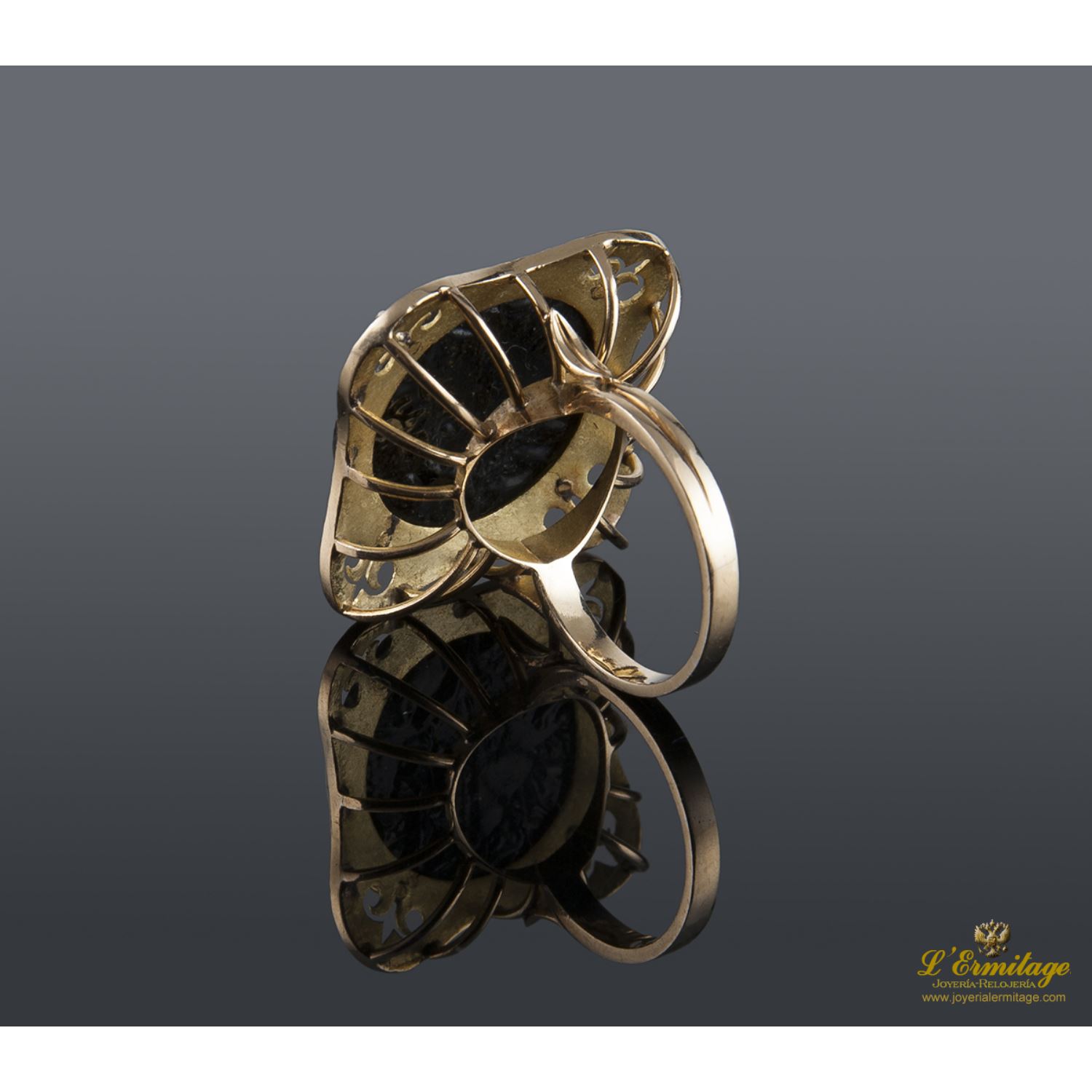 Sortija en oro amarillo con motivos de buda en porcelana