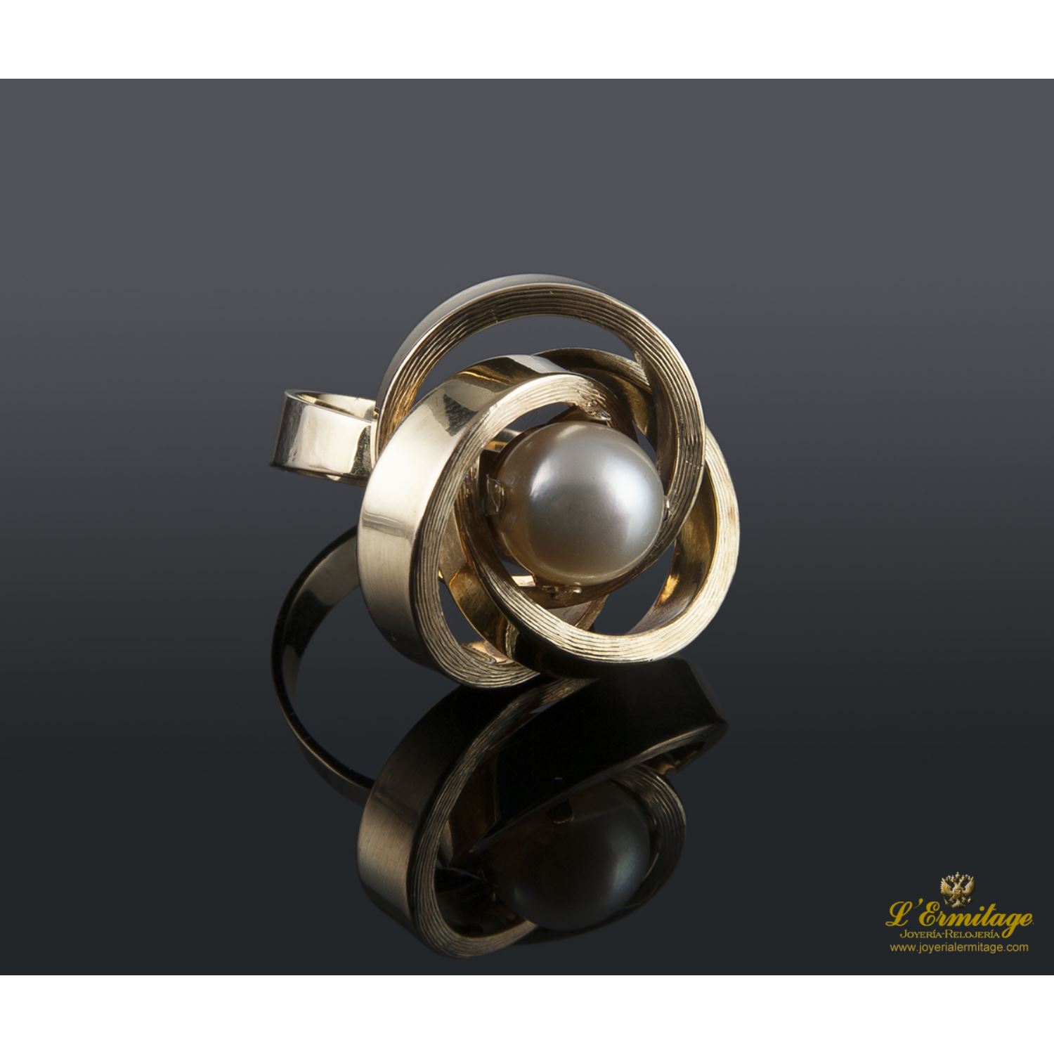 Sortija en oro amarillo con perla