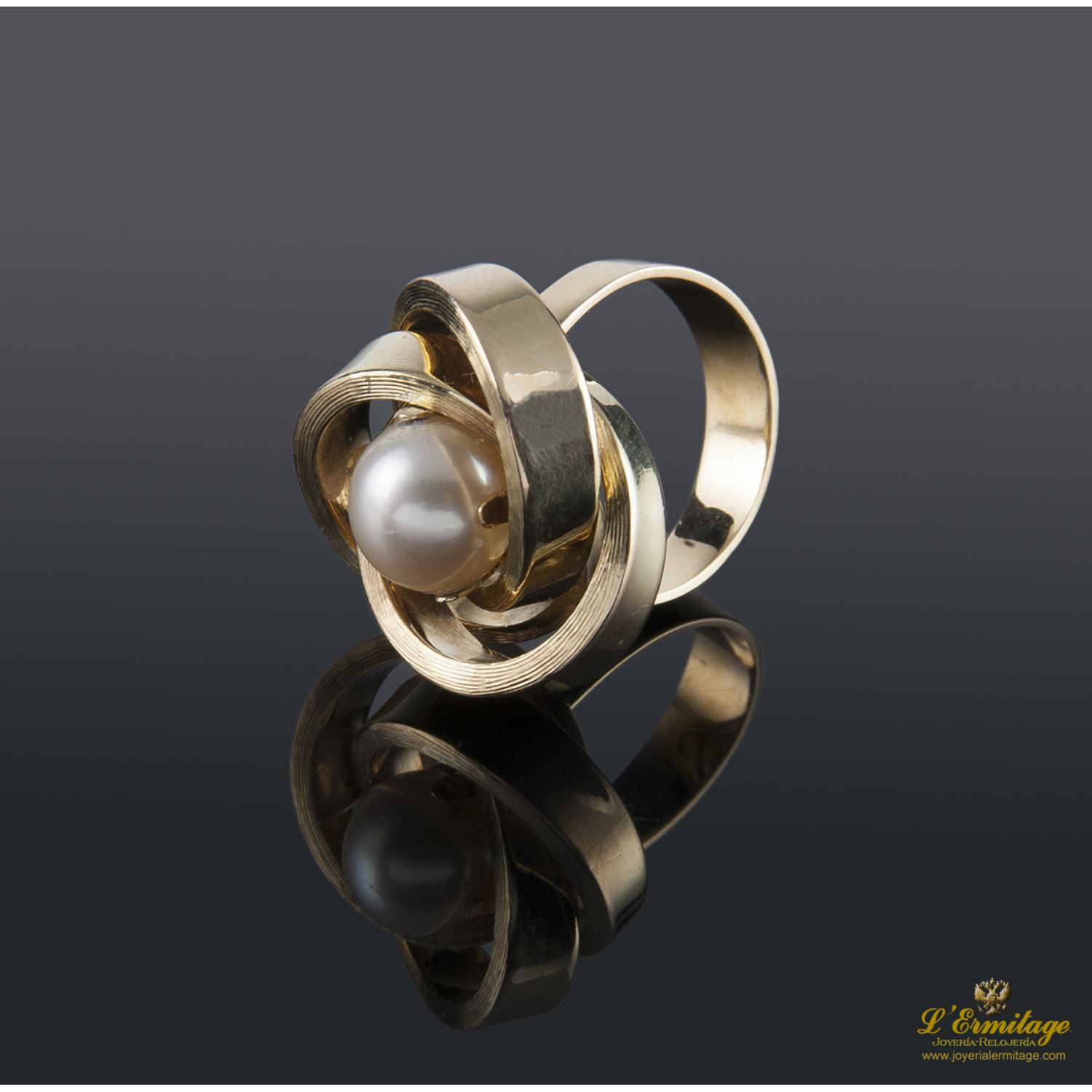 Sortija en oro amarillo con perla