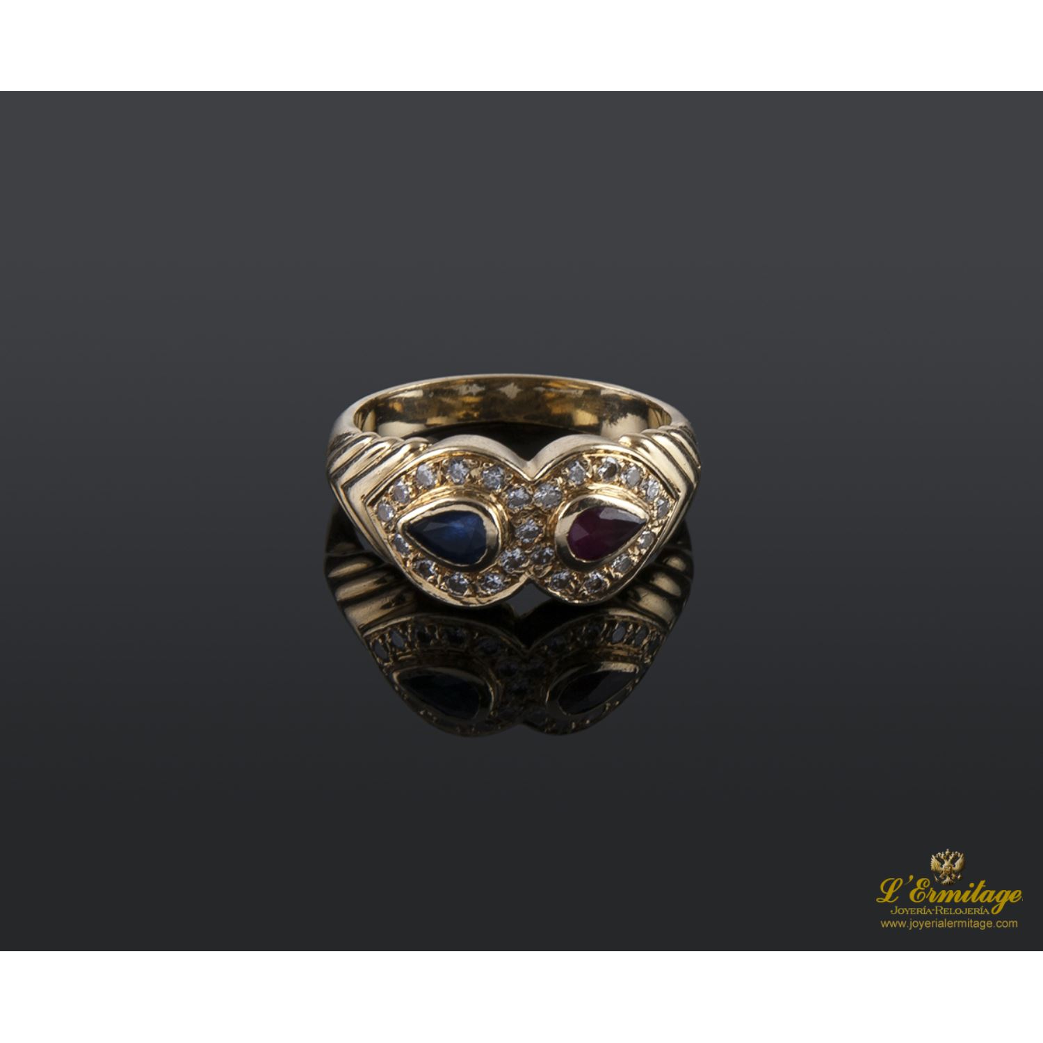 Sortija en oro amarillo con rubí, zafiro y brillantes.